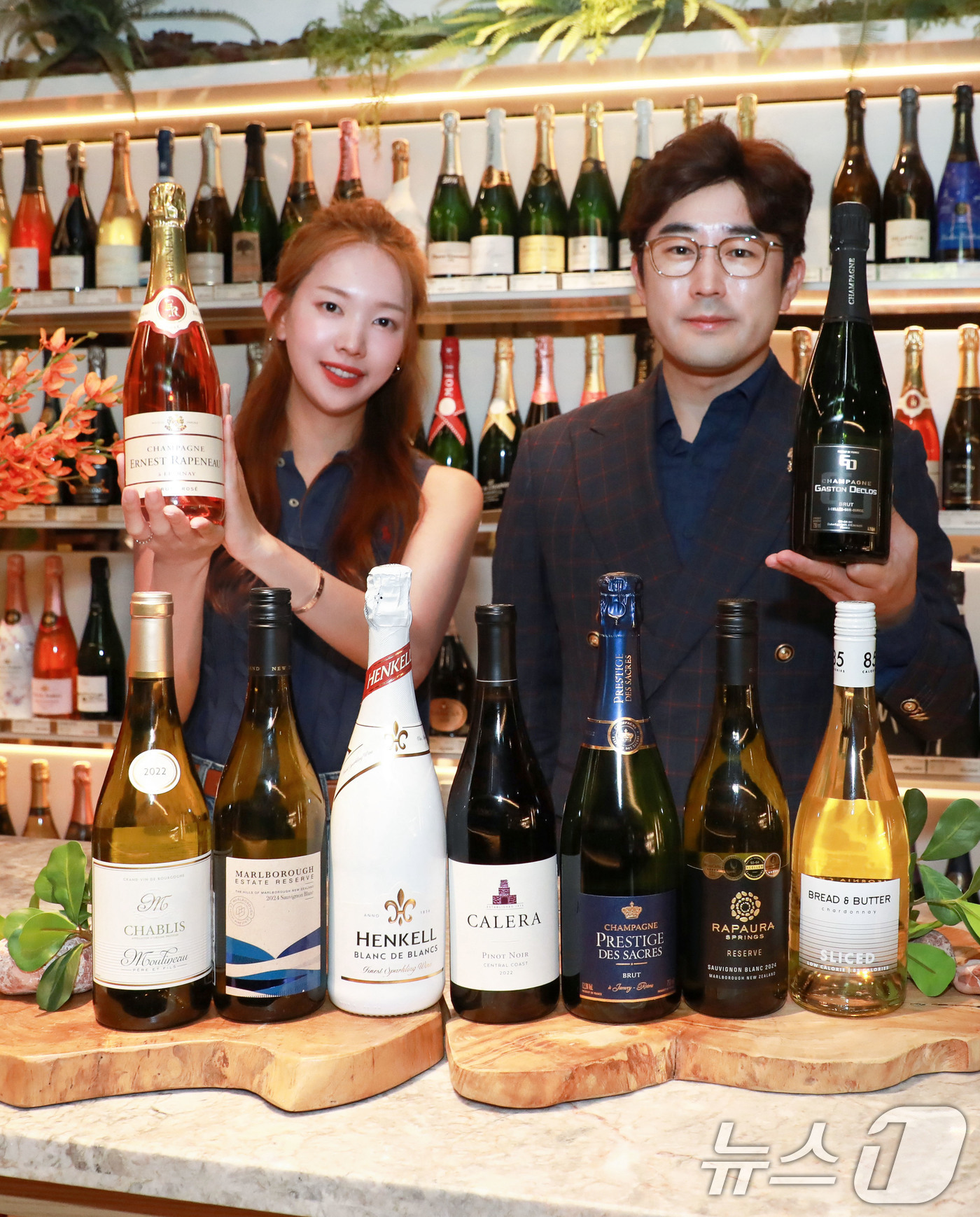 (서울=뉴스1) = 현대백화점은 오는 31일까지 현대백화점과 현대아울렛 식품관 와인매장에서 수석 소믈리에가 매달 선정해 선보이는 이달의 와인 7월 '썸머 호캉스 와인 컬렉션'을 진 …