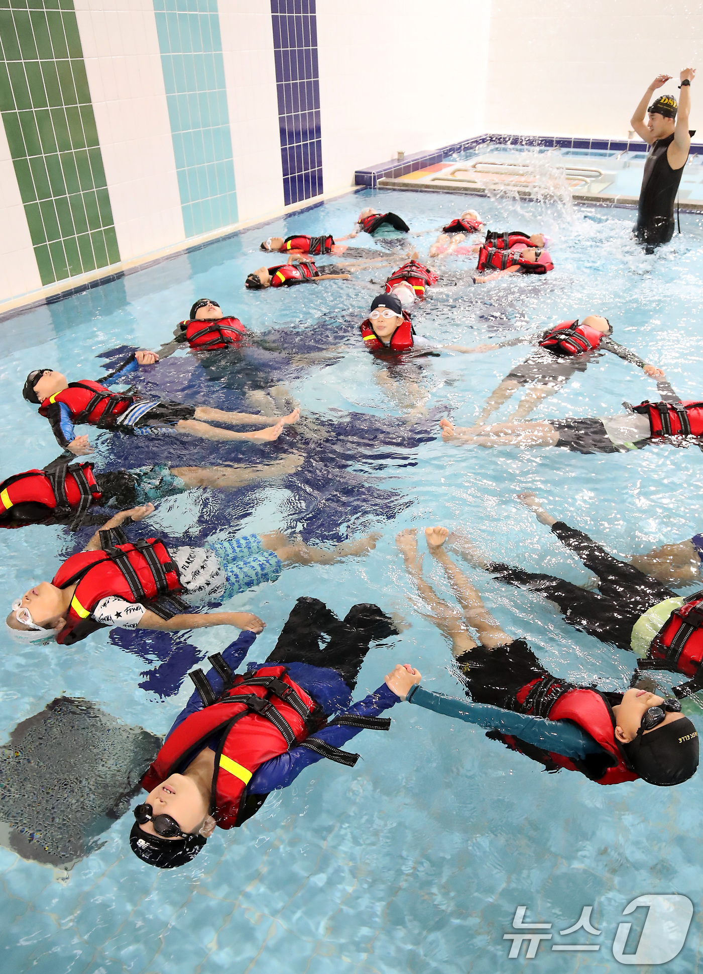 (대구=뉴스1) 공정식 기자 = 폭염이 이어진 8일 오전 대구 달서구 용산동 대구특수교육원 실내 수영장에서 감삼초등학교 3학년 학생들이 여름철 수난사고에 대비해 구명조끼를 착용하고 …