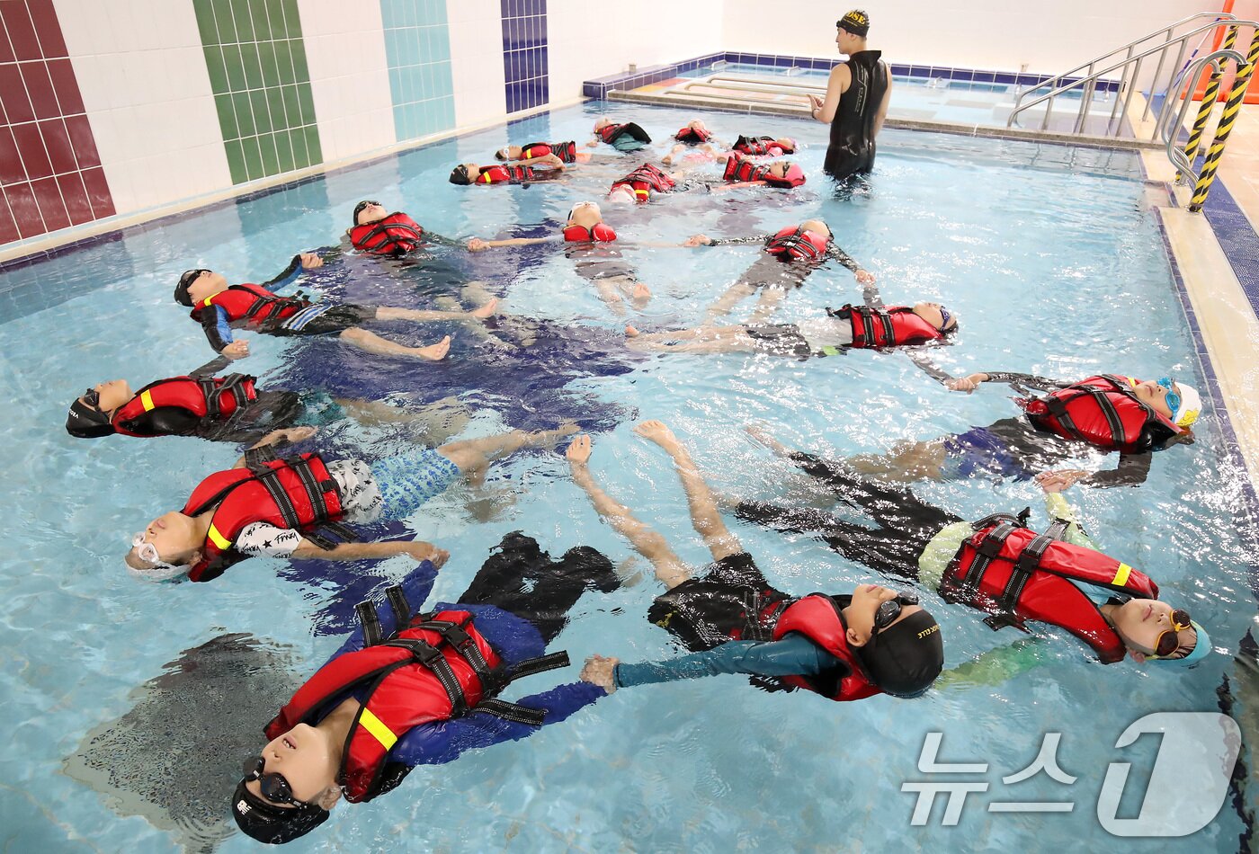 본문 이미지 - 폭염이 이어진 8일 오전 대구 달서구 용산동 대구특수교육원 실내 수영장에서 감삼초등학교 3학년 학생들이 여름철 수난사고에 대비해 구명조끼를 착용하고 생존수영을 배우고 있다. 2025.7.8/뉴스1 ⓒ News1 공정식 기자