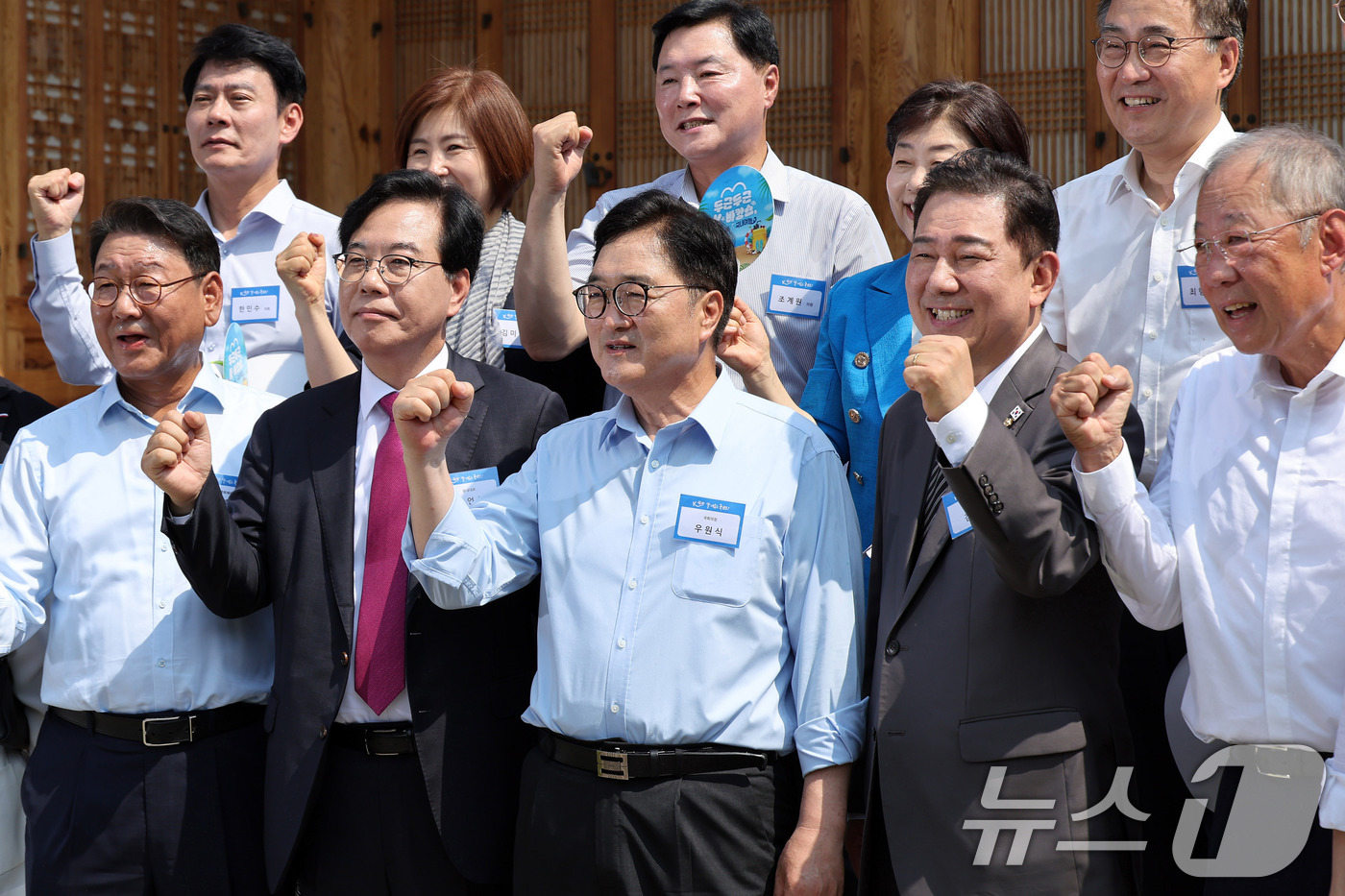 (서울=뉴스1) 안은나 기자 = 8일 서울 여의도 국회 사랑재에서 열린 '국내여행을 통해 내수경제를 살리는 K-바캉스 캠페인, K-관광 올여름은 국내로!'에서 참석자들이 기념 촬영 …