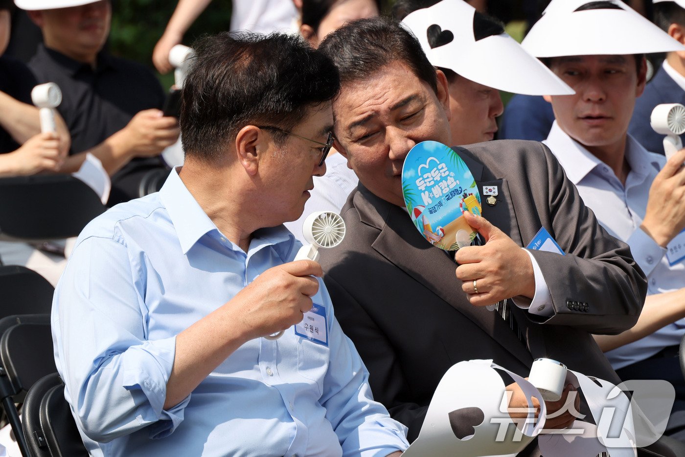 (서울=뉴스1) 안은나 기자 = 우원식 국회의장(왼쪽)과 김병기 더불어민주당 대표 직무대행 겸 원내대표가 8일 서울 여의도 국회 사랑재에서 열린 '국내여행을 통해 내수경제를 살리는 …