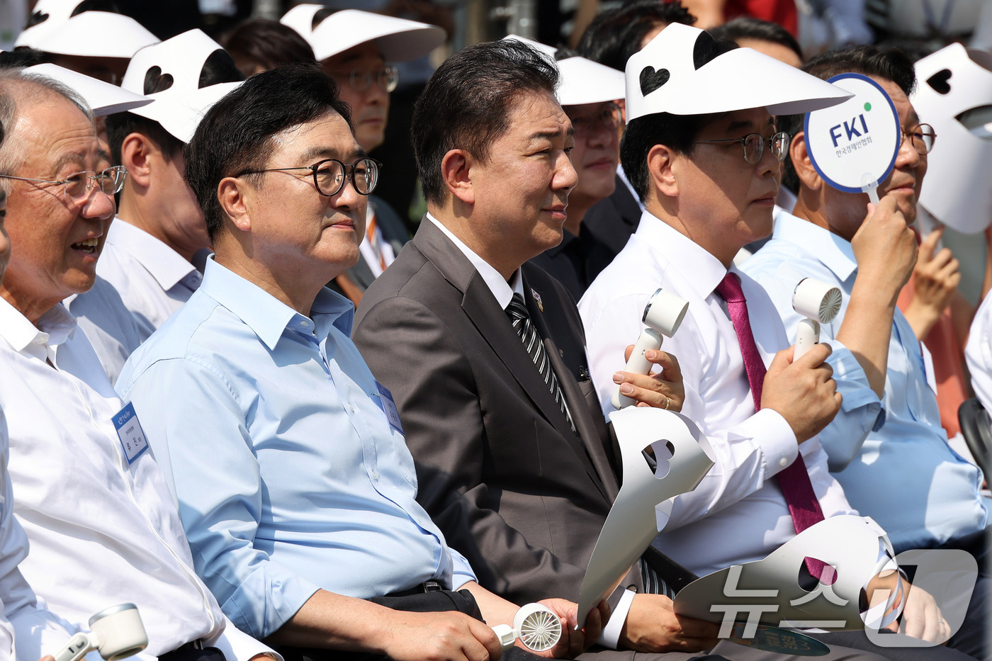 (서울=뉴스1) 안은나 기자 = 8일 서울 여의도 국회 사랑재에서 열린 '국내여행을 통해 내수경제를 살리는 K-바캉스 캠페인, K-관광 올여름은 국내로!'에서 참석자들이 모자와 손 …