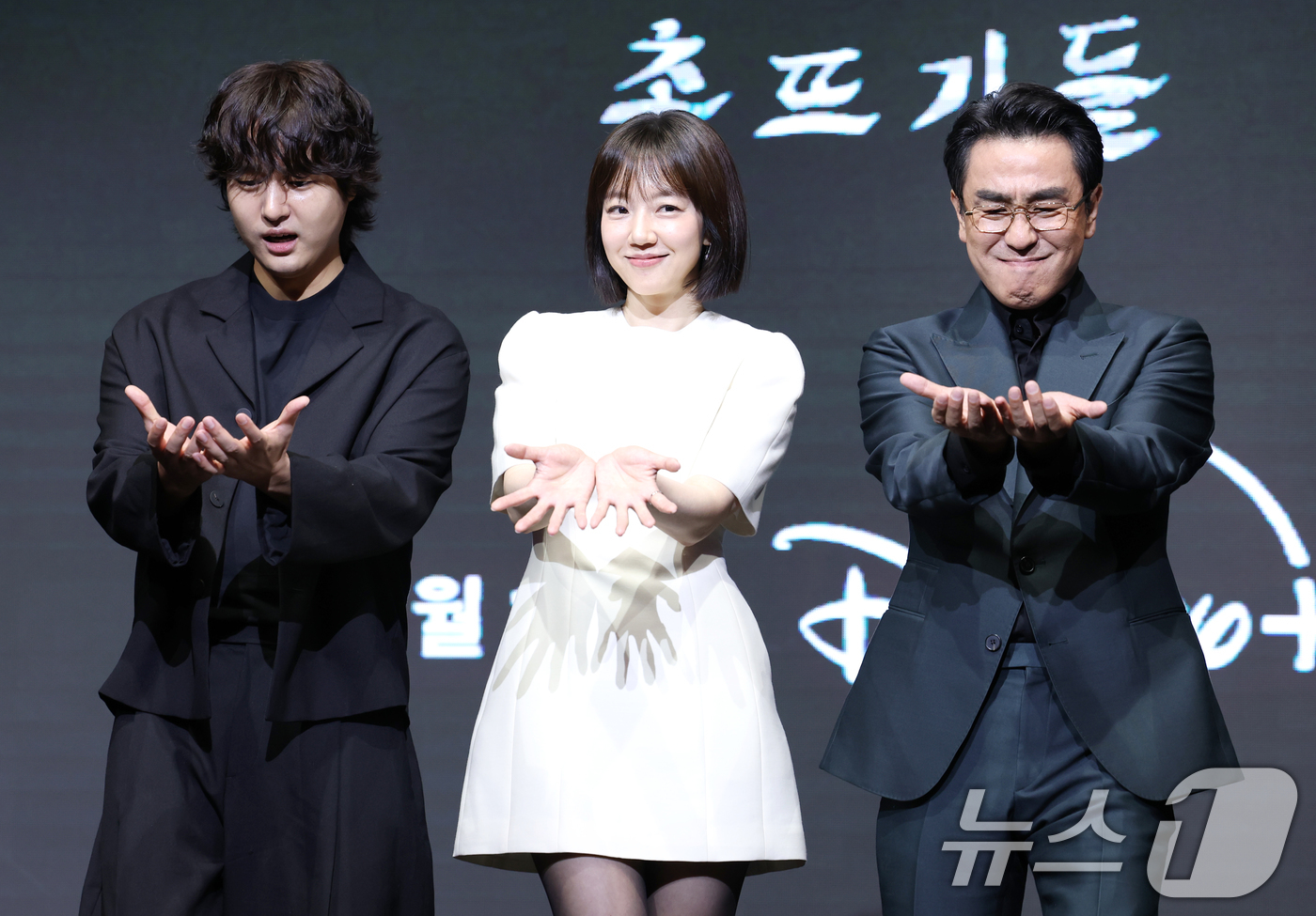 (서울=뉴스1) 권현진 기자 = 배우 양세종(왼쪽부터)과 임수정, 류승룡이 8일 서울 영등포구 콘래드호텔에서 열린 디즈니+ 오리지널 시리즈 '파인: 촌뜨기들' 제작발표회에 참석해 …