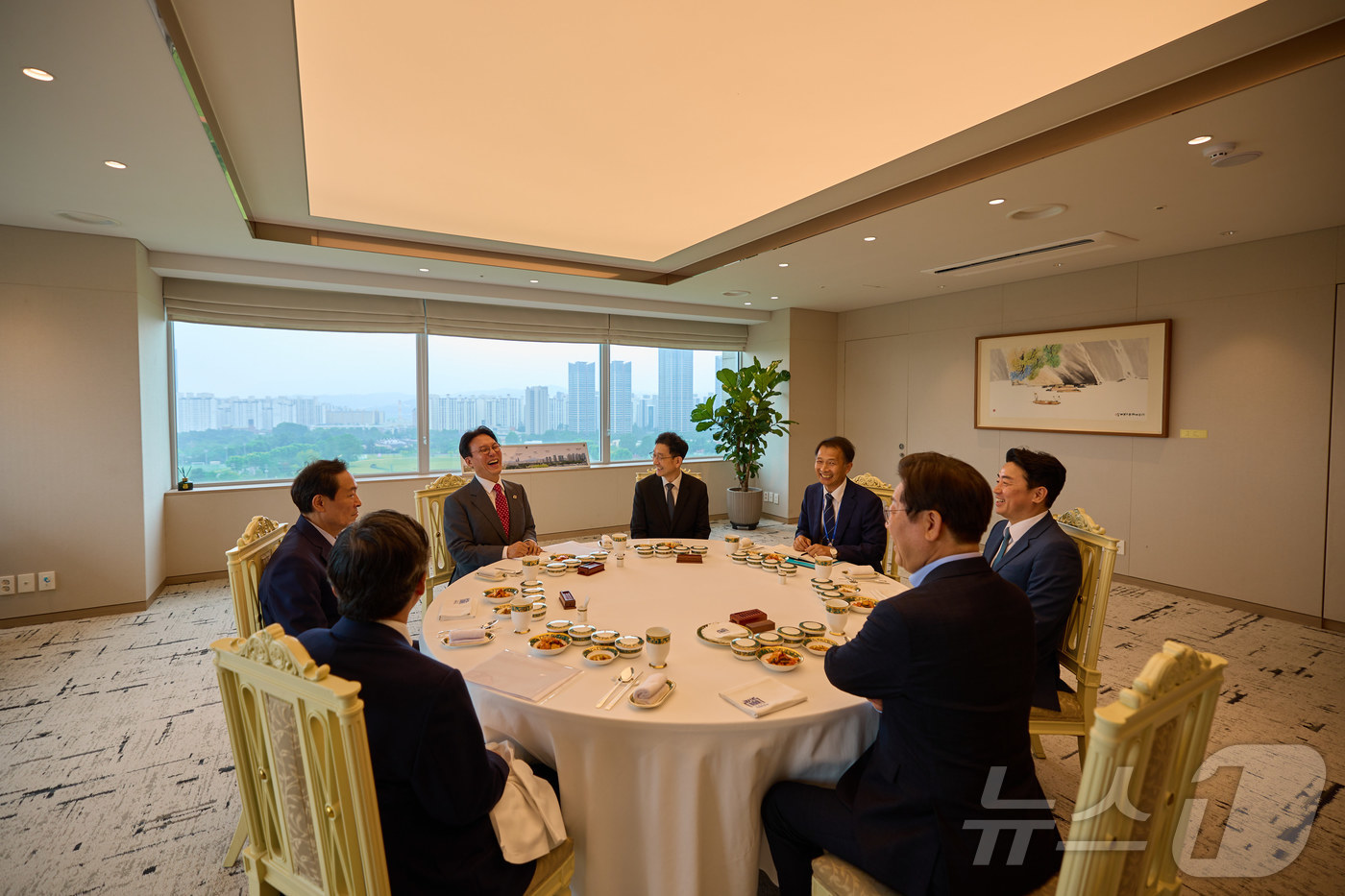 (서울=뉴스1) 이재명 기자 = 이재명 대통령이 지난 7일 서울 용산 대통령실 청사에서 김민석 신임 국무총리와 오찬 회동에서 대화하고 있다. (이재명 대통령 SNS. 재판매 및 D …