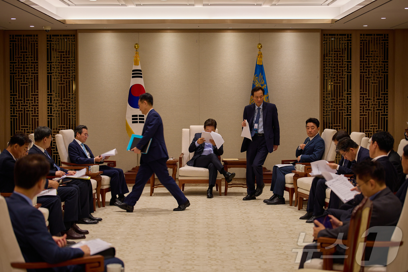 (서울=뉴스1) 이재명 기자 = 이재명 대통령이 지난 7일 서울 용산 대통령실 청사에서 티타임을 갖고 있다. (이재명 대통령 SNS. 재판매 및 DB 금지) 2025.7.8/뉴스1 …