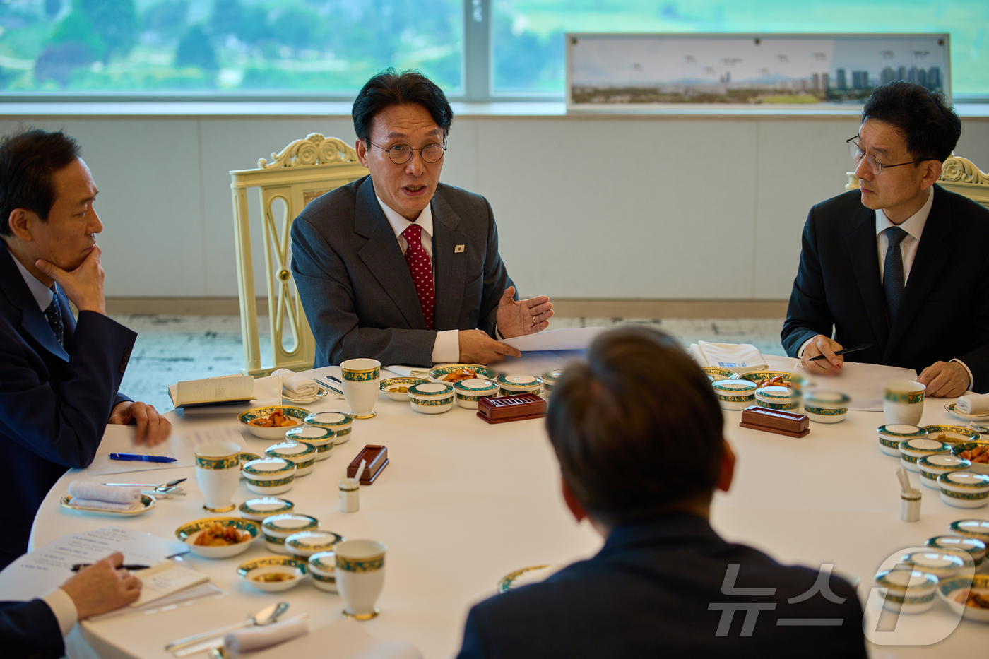(서울=뉴스1) 이재명 기자 = 김민석 국무총리가 지난 7일 서울 용산 대통령실 청사에서 열린 이재명 대통령과의 오찬회동에서 발언을 하고 있다. (이재명 대통령 SNS. 재판매 및 …