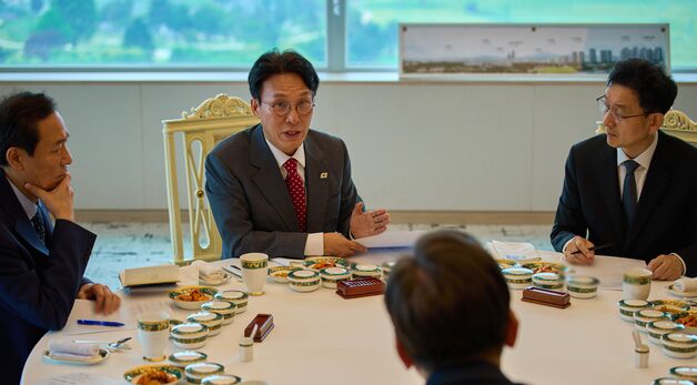 오찬회동 발언하는 김민석 국무총리