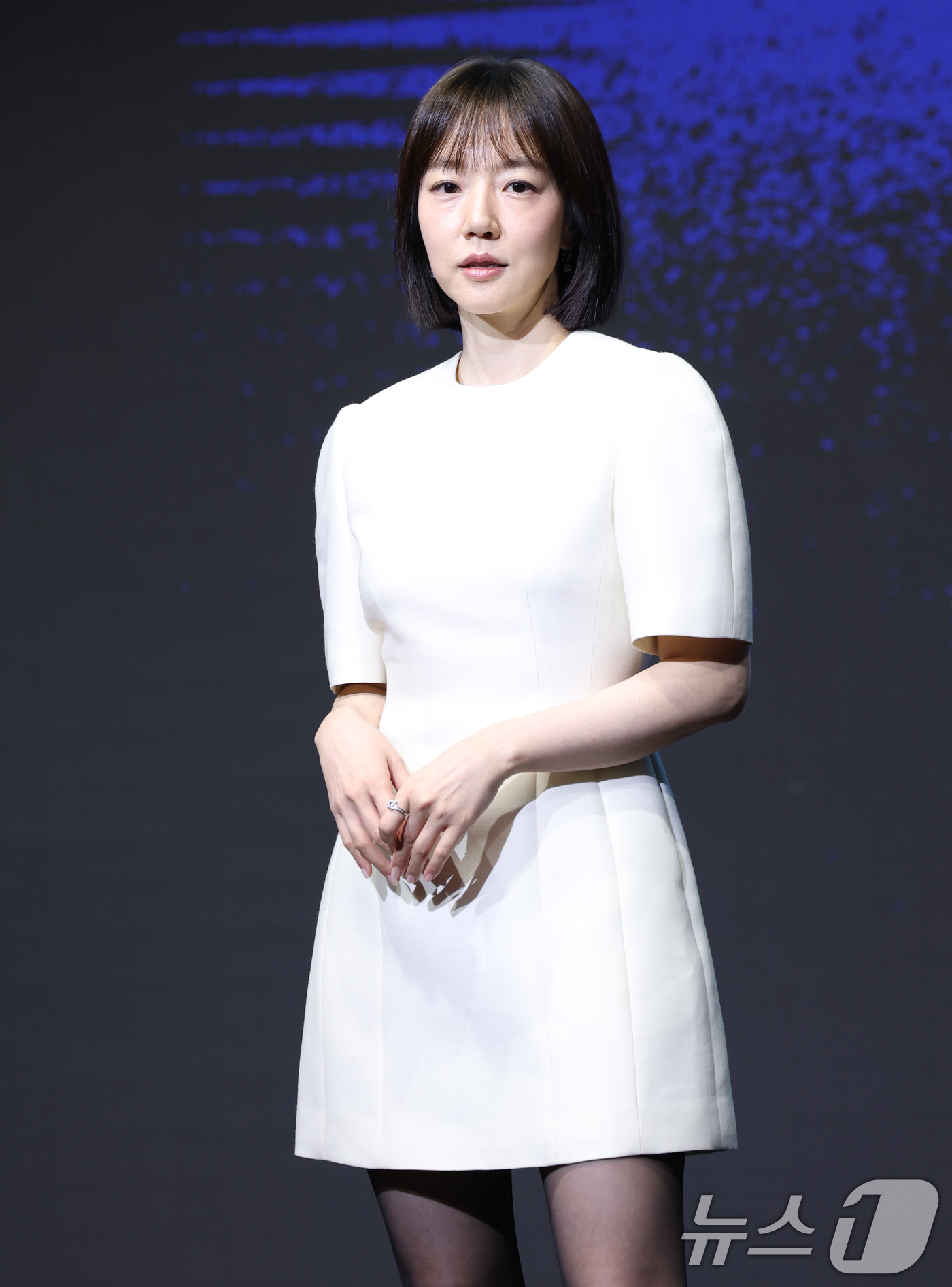 (서울=뉴스1) 권현진 기자 = 배우 임수정이 8일 서울 영등포구 콘래드호텔에서 열린 디즈니+ 오리지널 시리즈 '파인: 촌뜨기들' 제작발표회에 참석해 포즈를 취하고 있다.'파인: …