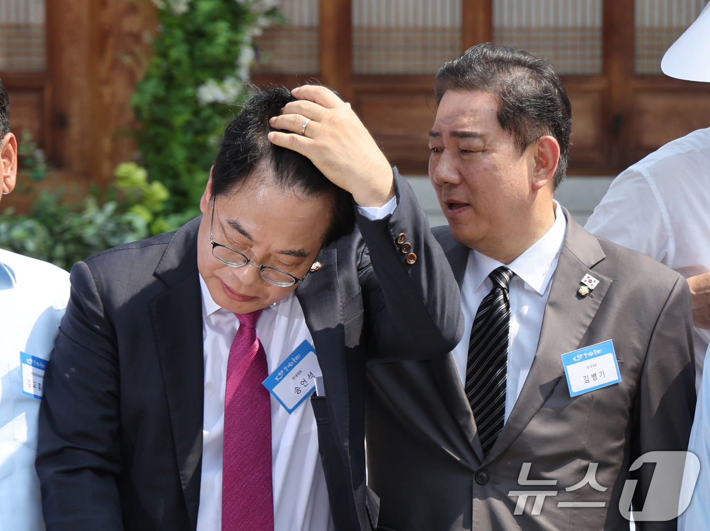 (서울=뉴스1) 안은나 기자 = 송언석 국민의힘 비상대책위원장 겸 원내대표가 8일 오전 서울 여의도 국회 사랑재에서 열린 K-바캉스 캠페인에서 기념 촬영에 앞서 머리를 매만지고 있 …