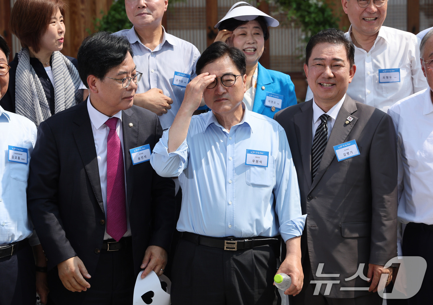 (서울=뉴스1) 안은나 기자 = 송언석 국민의힘 비상대책위원장 겸 원내대표(앞줄 왼쪽부터), 우원식 국회의장, 김병기 더불어민주당 대표 직무대행 겸 원내대표가 8일 서울 여의도 국 …