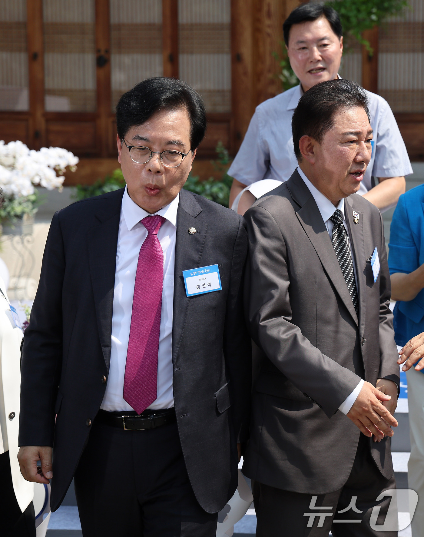 (서울=뉴스1) 안은나 기자 = 김병기 더불어민주당 대표 직무대행 겸 원내대표(오른쪽)와 송언석 국민의힘 비상대책위원장 겸 원내대표가 8일 오전 서울 여의도 국회 사랑재에서 열린 …