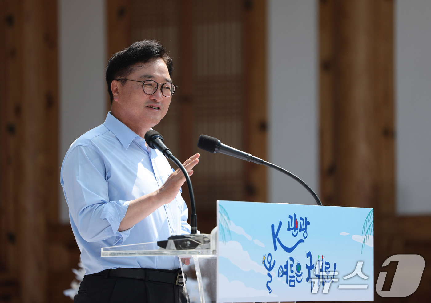 (서울=뉴스1) 안은나 기자 = 우원식 국회의장이 8일 서울 여의도 국회 사랑재에서 열린 '국내여행을 통해 내수경제를 살리는 K-바캉스 캠페인, K-관광 올여름은 국내로!'에 참석 …