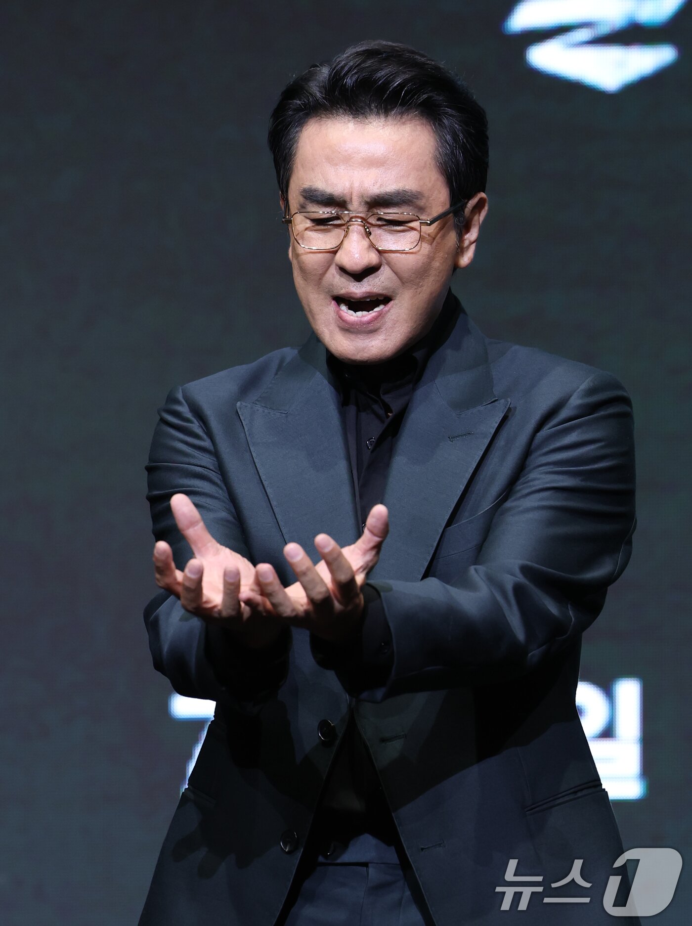 본문 이미지 - 배우 류승룡이 8일 서울 영등포구 콘래드호텔에서 열린 디즈니+ 오리지널 시리즈 '파인: 촌뜨기들' 제작발표회에 참석해 포즈를 취하고 있다. '파인: 촌뜨기들'은 1977년 바다 속에 묻힌 보물선을 차지하기 위해 몰려든 근면성실 생계형 촌뜨기들의 속고 속이는 이야기를 그렸다. 2025.7.8/뉴스1 ⓒ News1 권현진 기자