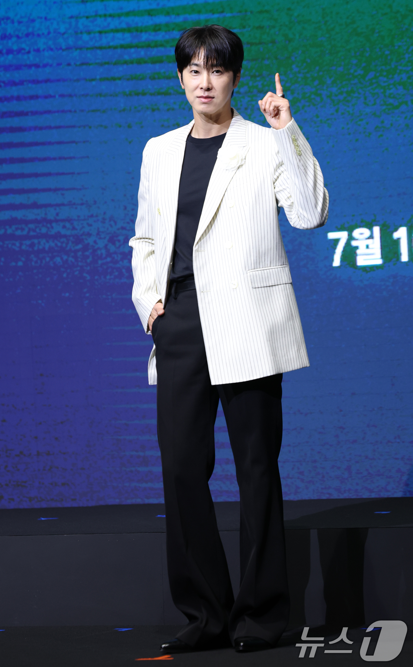 (서울=뉴스1) 권현진 기자 = 동방신기 유노윤호(본명 정윤호)가 8일 서울 영등포구 콘래드호텔에서 열린 디즈니+ 오리지널 시리즈 '파인: 촌뜨기들' 제작발표회에 참석해 포즈를 취 …