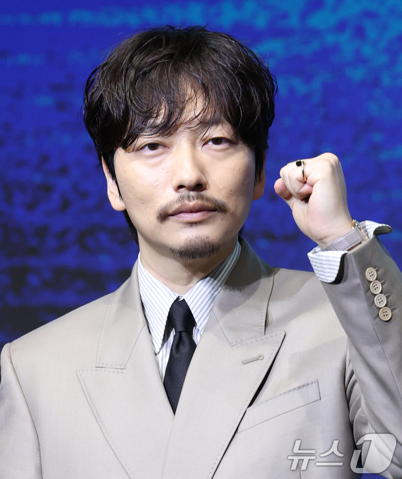 (서울=뉴스1) 권현진 기자 = 배우 이동휘가 8일 서울 영등포구 콘래드호텔에서 열린 디즈니+ 오리지널 시리즈 '파인: 촌뜨기들' 제작발표회에 참석해 포즈를 취하고 있다.'파인: …