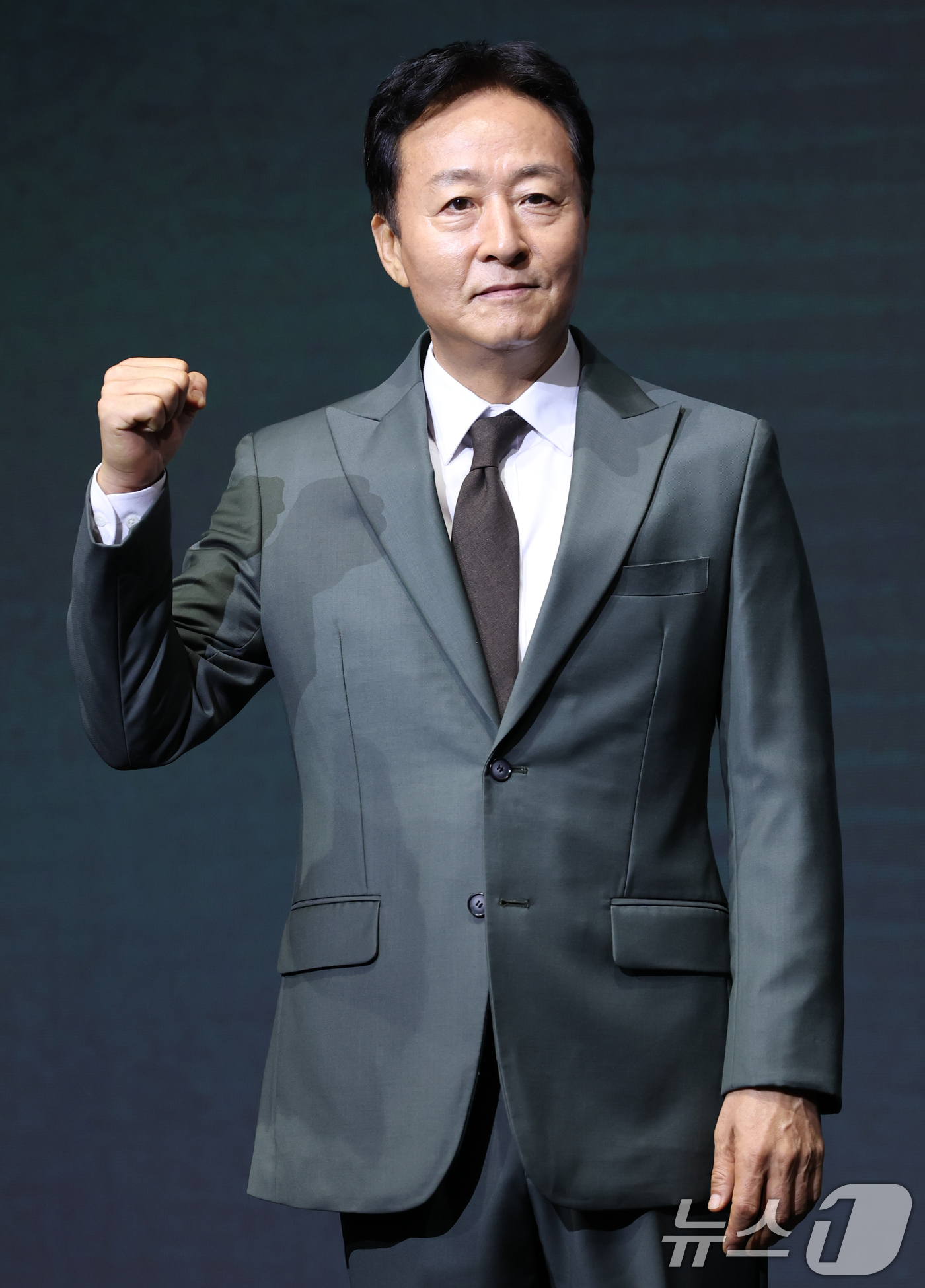 (서울=뉴스1) 권현진 기자 = 배우 김종수가 8일 서울 영등포구 콘래드호텔에서 열린 디즈니+ 오리지널 시리즈 '파인: 촌뜨기들' 제작발표회에 참석해 포즈를 취하고 있다.'파인: …