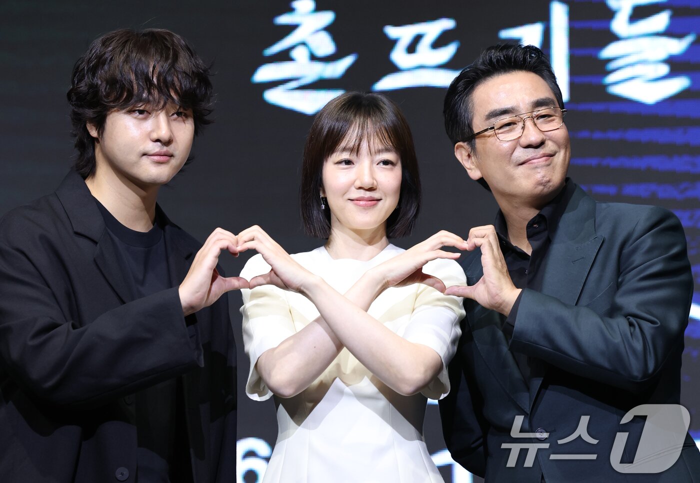 본문 이미지 - 배우 양세종(왼쪽부터)과 임수정, 류승룡이 8일 서울 영등포구 콘래드호텔에서 열린 디즈니+ 오리지널 시리즈 '파인: 촌뜨기들' 제작발표회에 참석해 포즈를 취하고 있다. '파인: 촌뜨기들'은 1977년 바다 속에 묻힌 보물선을 차지하기 위해 몰려든 근면성실 생계형 촌뜨기들의 속고 속이는 이야기를 그렸다. 2025.7.8/뉴스1 ⓒ News1 권현진 기자