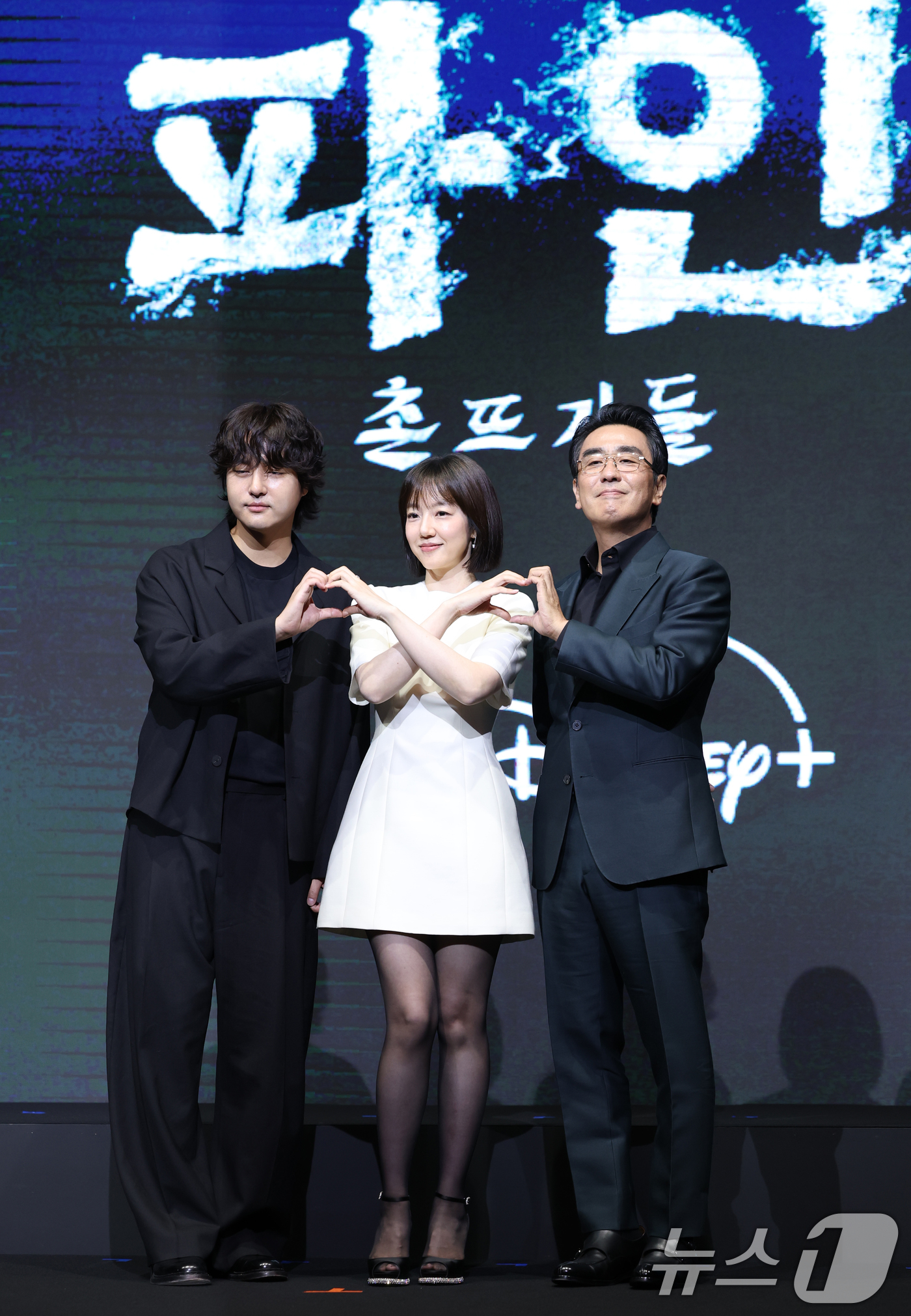 (서울=뉴스1) 권현진 기자 = 배우 양세종(왼쪽부터)과 임수정, 류승룡이 8일 서울 영등포구 콘래드호텔에서 열린 디즈니+ 오리지널 시리즈 '파인: 촌뜨기들' 제작발표회에 참석해 …