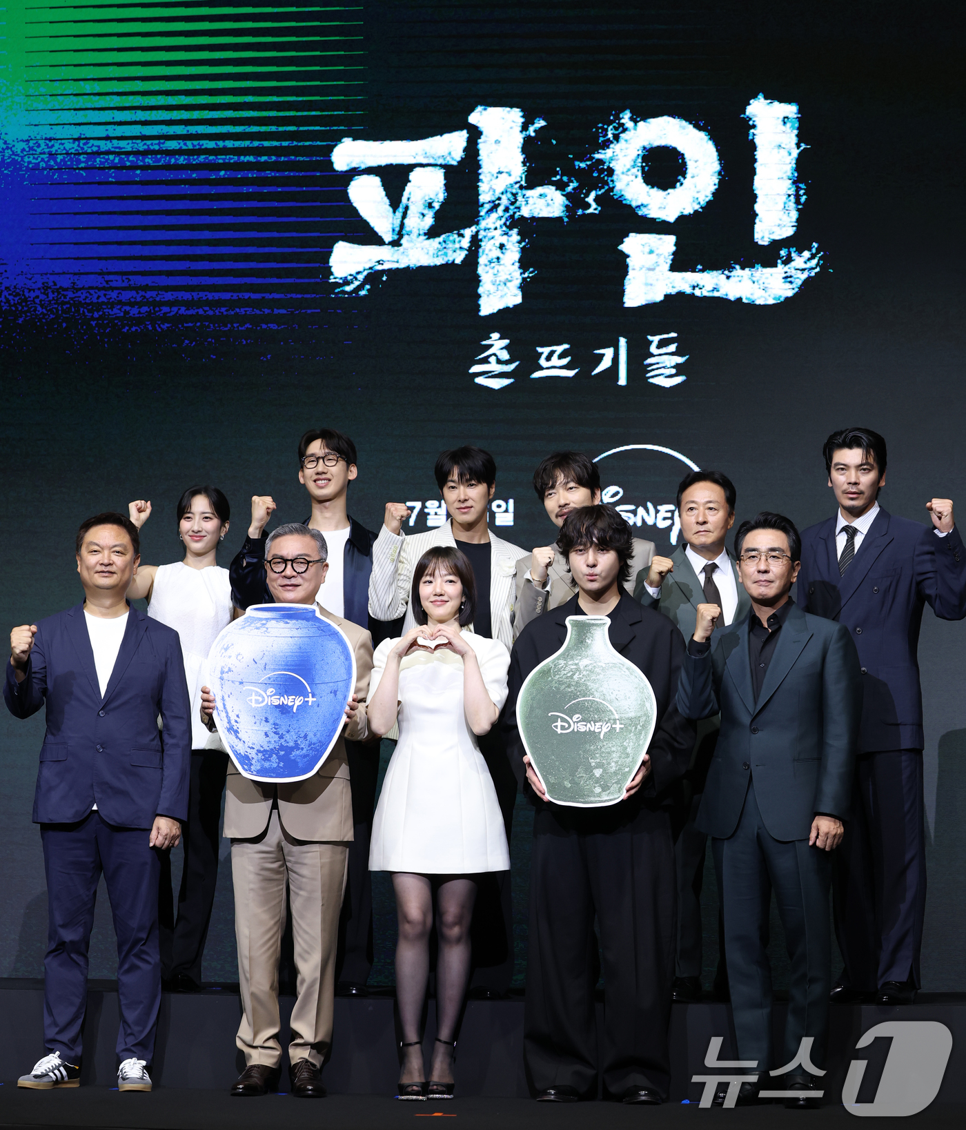 (서울=뉴스1) 권현진 기자 = 배우 김민(왼쪽위부터 시계방향)과 이상진, 정윤호,이동휘, 김종수, 김성오, 류승룡, 양세종, 임수정, 김의성, 강윤성 감독이 8일 서울 영등포구 …