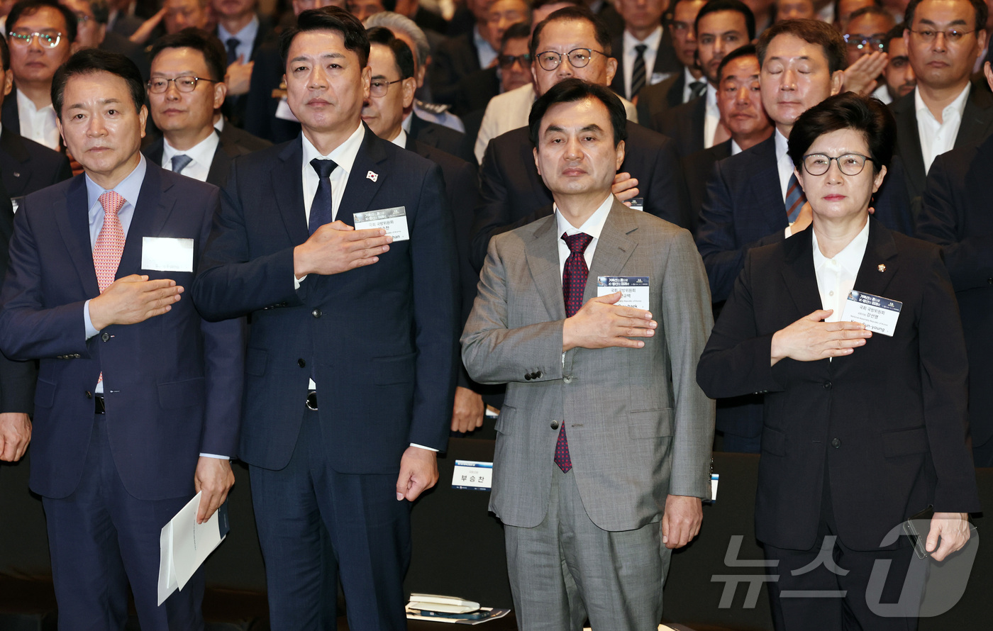 (서울=뉴스1) 구윤성 기자 = 안규백 국방부 장관 후보자와 국회 국방위원회 위원들이 8일 오전 서울 용산구 그랜드하얏트서울에서 열린 제1회 방위산업의 날 개막식에 참석해 국기에 …