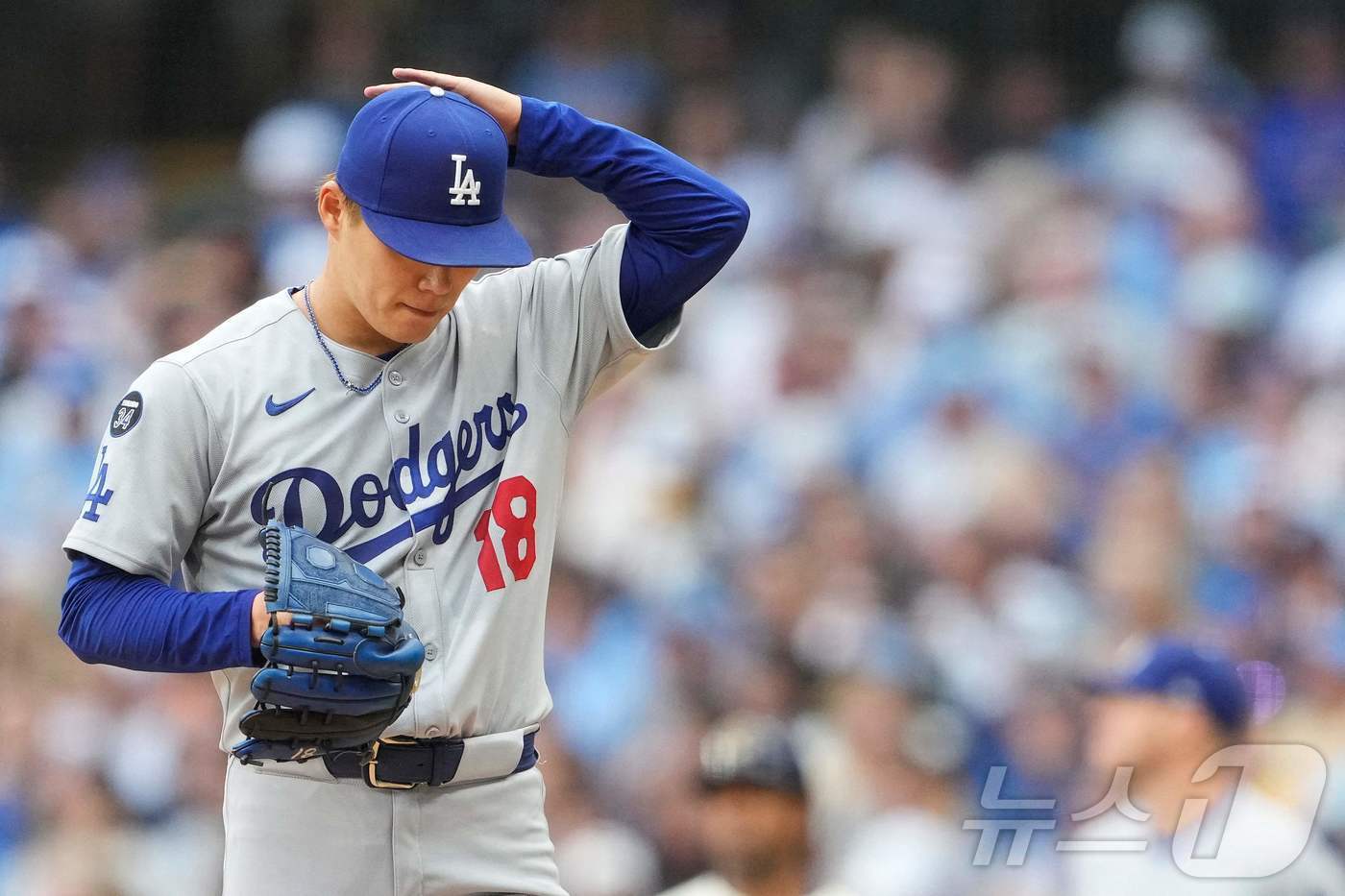 본문 이미지 - LA 다저스 야마모토 요시노부가 8일&#40;한국시간&#41; 열린 2025 메이저리그 밀워키 브루어스전에서 ⅔이닝 5실점&#40;3자책&#41;으로 부진했다. ⓒ AFP=뉴스1
