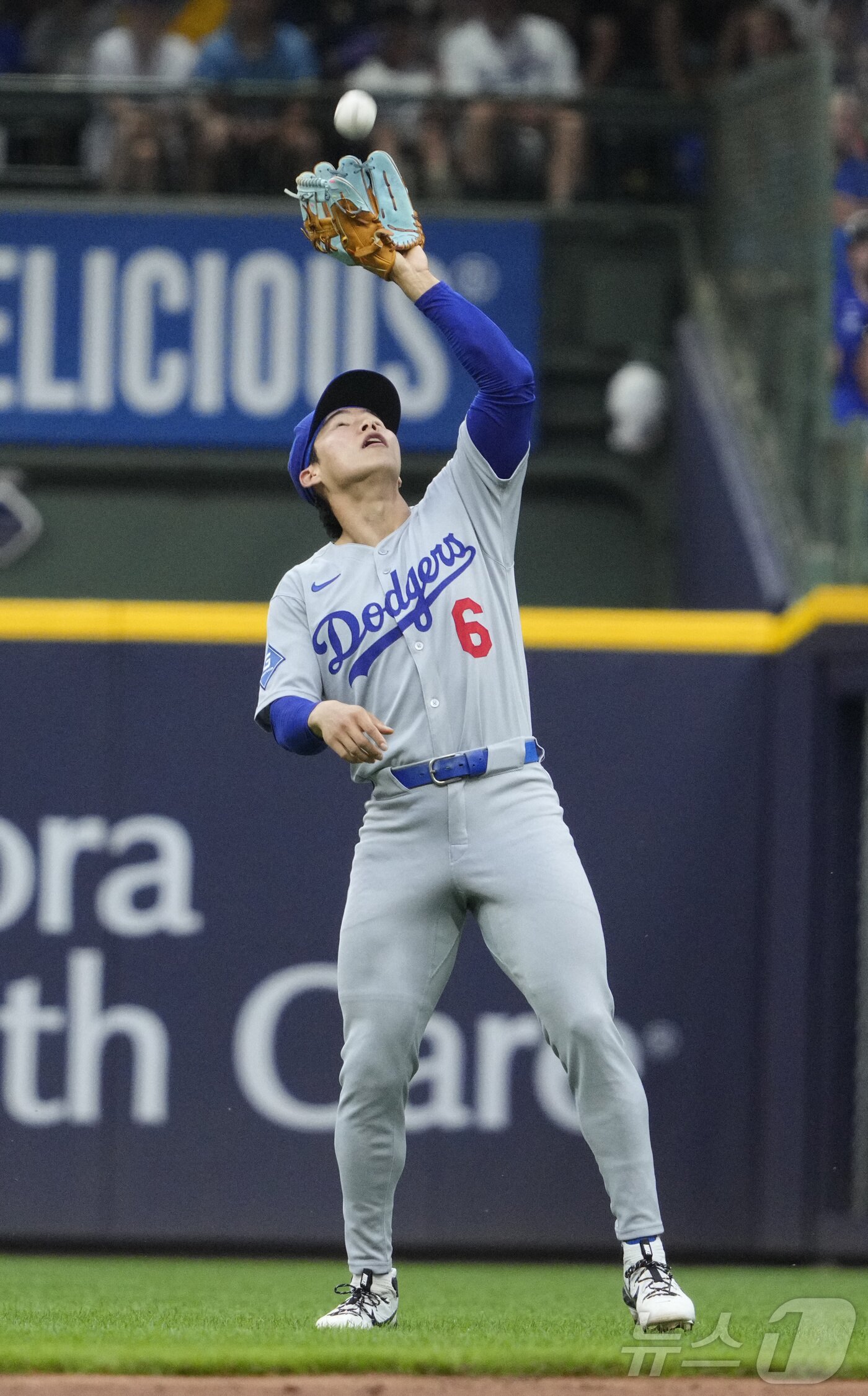 본문 이미지 - LA 다저스 김혜성이 8일&#40;한국시간&#41; 열린 2025 메이저리그 밀워키 브루어스전에서 뜬공 타구를 처리하고 있다. ⓒ 로이터=뉴스1