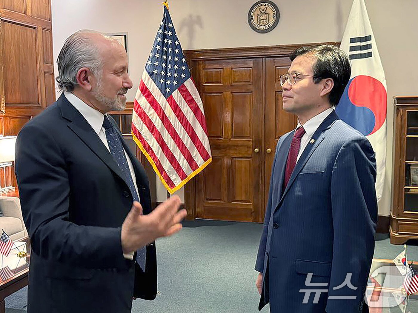 본문 이미지 - 여한구 산업통상자원부 통상교섭본부장이 7일&#40;현지시간&#41; 미국 워싱턴 D.C 상무부에서 하워드 러트닉 미국 상무부장관과 면담을 갖고 있다. &#40;산업통상자원부 제공. 재판매 및 DB 금지&#41; 2025.7.8/뉴스1