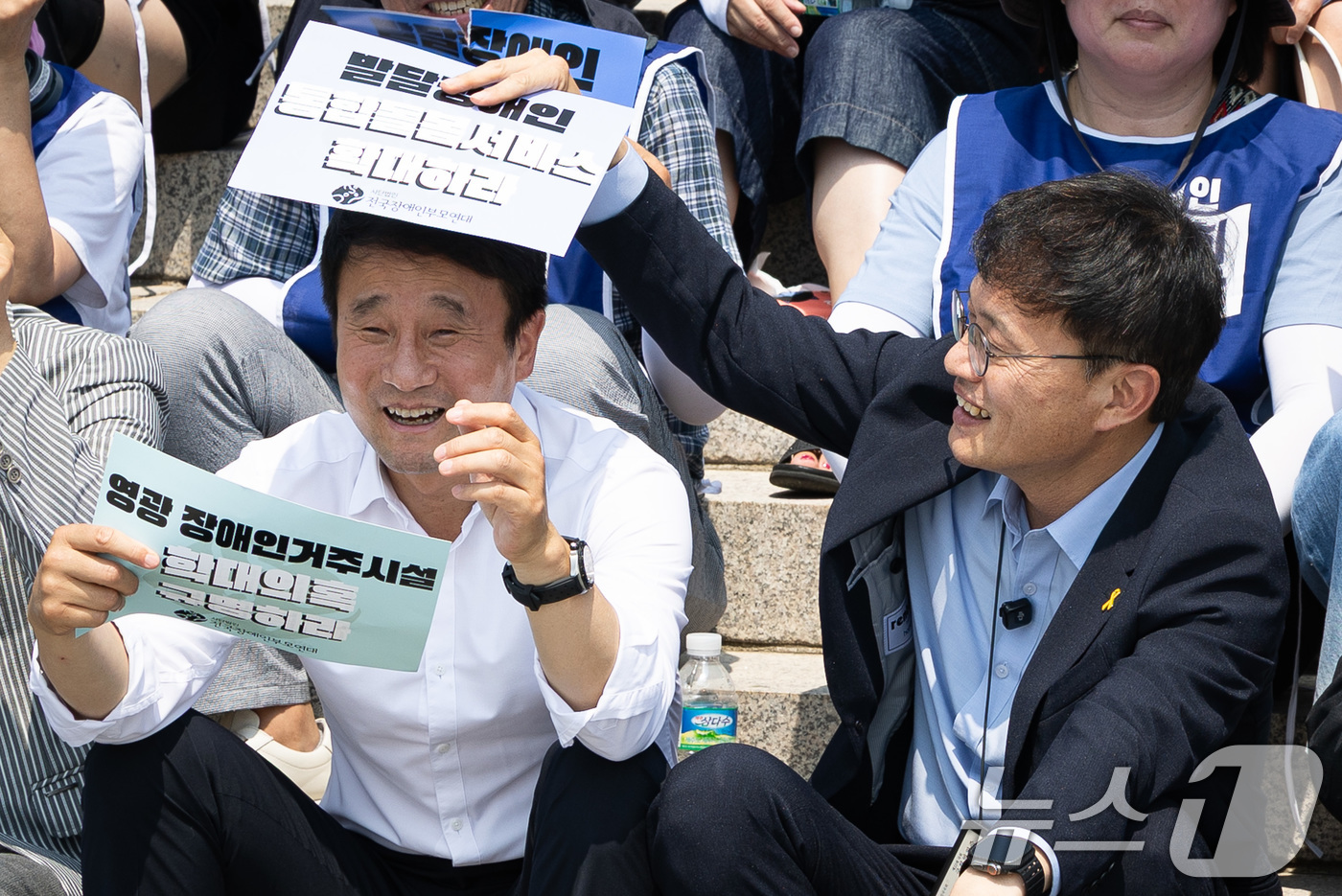 (서울=뉴스1) 유승관 기자 = 박주민 국회 보건복지위원장(오른쪽)이 8일 서울 여의도 국회 본청 앞에서 열린 발달장애인 권리 확대를 요구하는 오체투지 투쟁 보고대회에 참석해 손팻 …