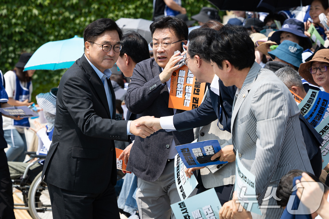 (서울=뉴스1) 유승관 기자 = 우원식 국회의장이 8일 서울 여의도 국회 본청 앞에서 열린 발달장애인 권리 확대를 요구하는 오체투지 투쟁 보고대회에 참석해 의원들과 인사하고 있다. …