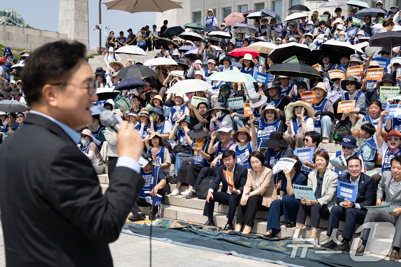 (서울=뉴스1) 유승관 기자 = 8일 서울 여의도 국회 본청 앞에서 열린 발달장애인 권리 확대를 요구하는 오체투지 투쟁 보고대회에서 참석자들이 우원식 국회의장의 발언에 환호하고 있 …
