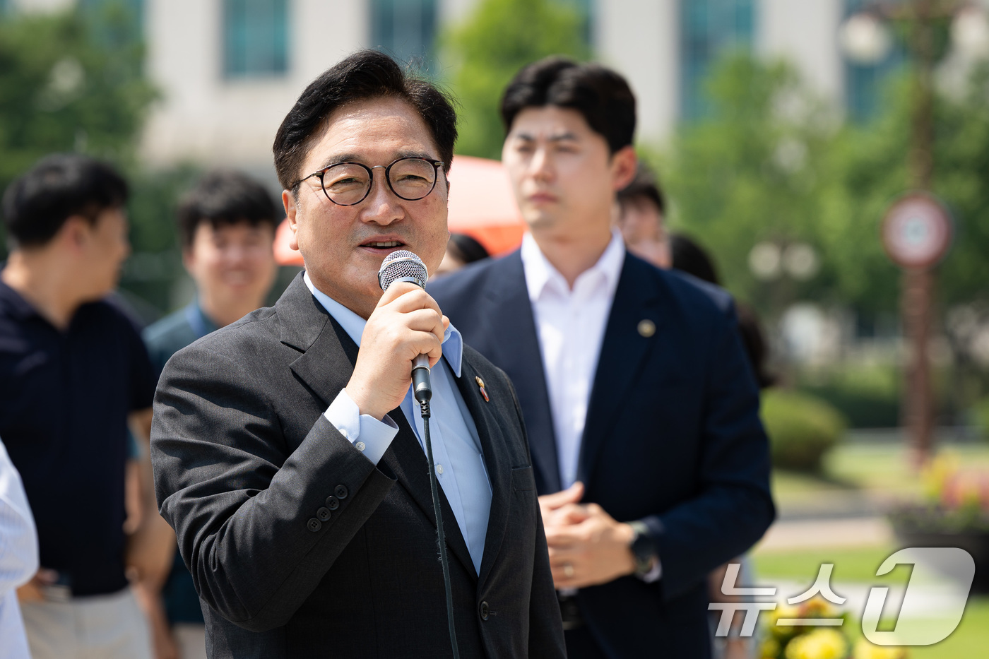 (서울=뉴스1) 유승관 기자 = 우원식 국회의장이 8일 서울 여의도 국회 본청 앞에서 열린 발달장애인 권리 확대를 요구하는 오체투지 투쟁 보고대회에 참석해 발언하고 있다. 2025 …