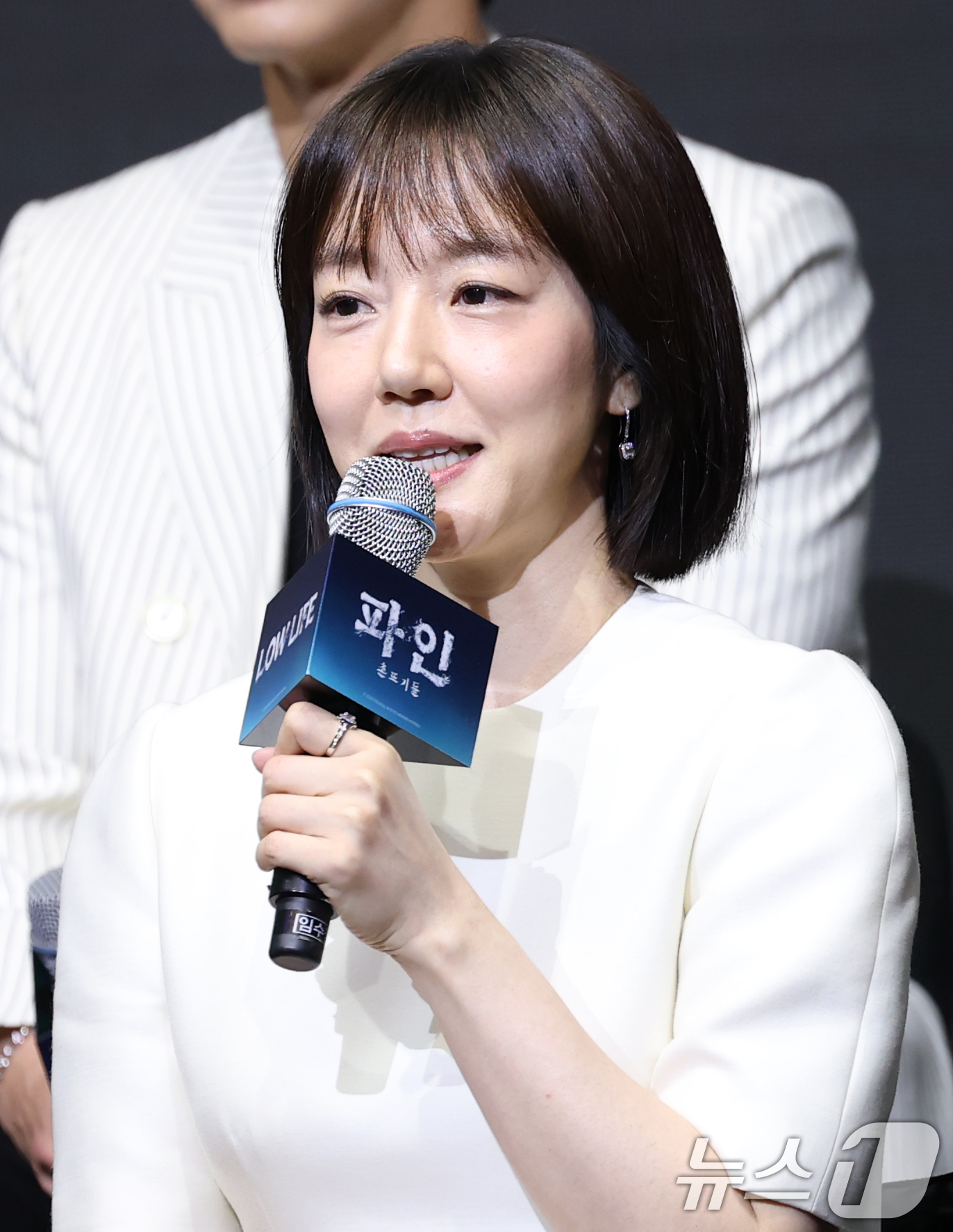 (서울=뉴스1) 권현진 기자 = 배우 임수정이 8일 서울 영등포구 콘래드호텔에서 열린 디즈니+ 오리지널 시리즈 '파인: 촌뜨기들' 제작발표회에 참석해 인사말을 하고 있다.'파인: …