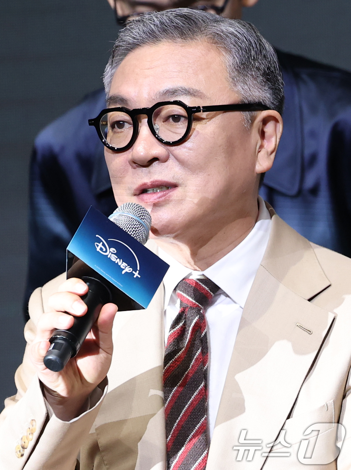 (서울=뉴스1) 권현진 기자 = 배우 김의성이 8일 서울 영등포구 콘래드호텔에서 열린 디즈니+ 오리지널 시리즈 '파인: 촌뜨기들' 제작발표회에 참석해 인사말을 하고 있다.'파인: …