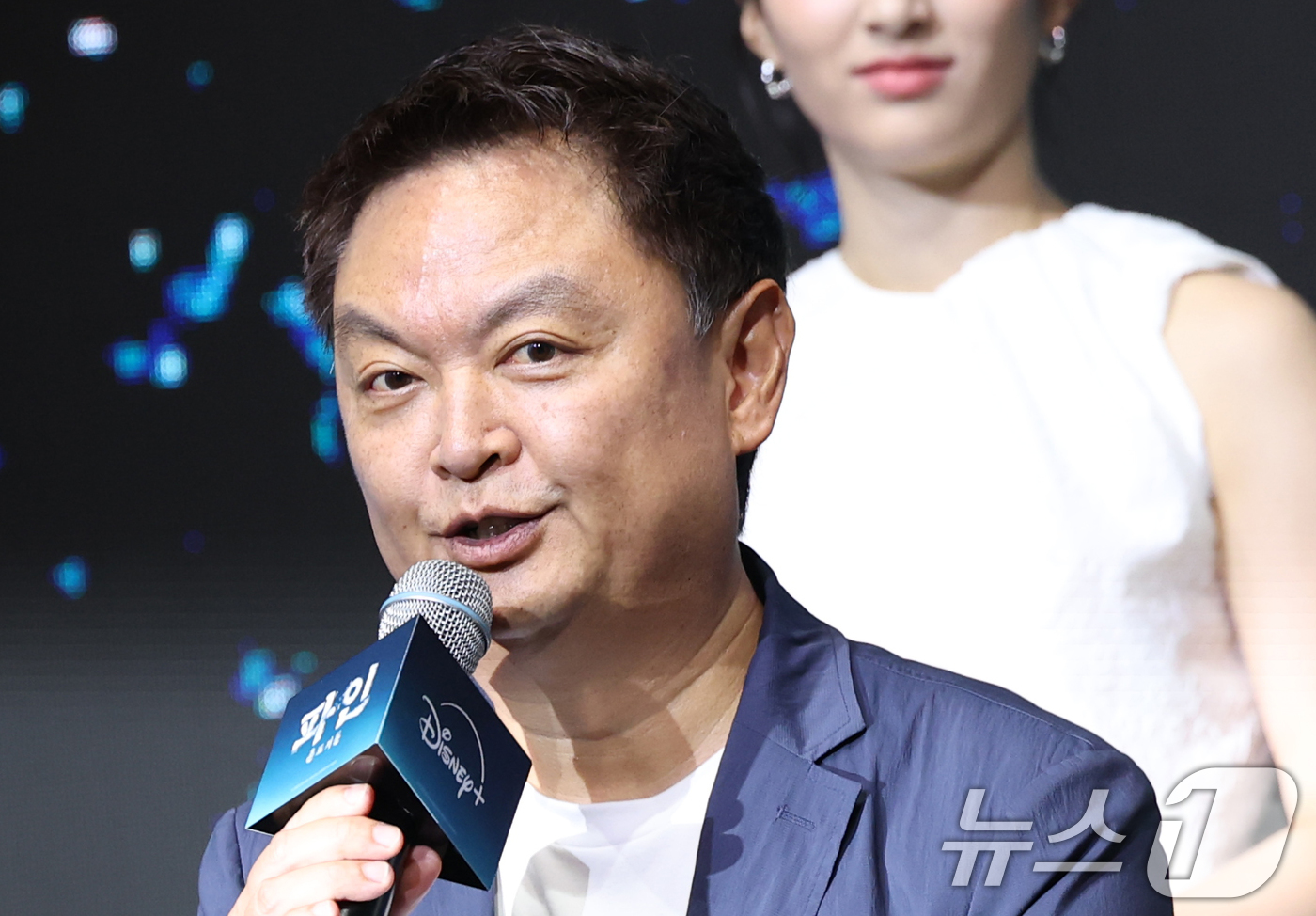 (서울=뉴스1) 권현진 기자 = 강윤성 감독이 8일 서울 영등포구 콘래드호텔에서 열린 디즈니+ 오리지널 시리즈 '파인: 촌뜨기들' 제작발표회에 참석해 인사말을 하고 있다.'파인: …