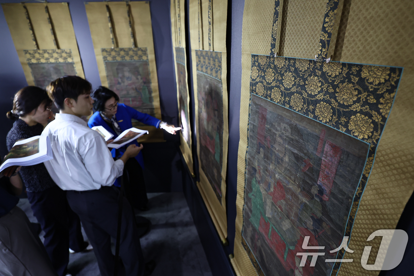 (서울=뉴스1) 김도우 기자 = 8일 서울 종로구 국립고궁박물관에서 열린 '감지금니 대방광불화엄경 주본 권22'와 '시왕도' 언론공개회에서 관계자들이 문화재를 살펴보고 있다.'감지 …