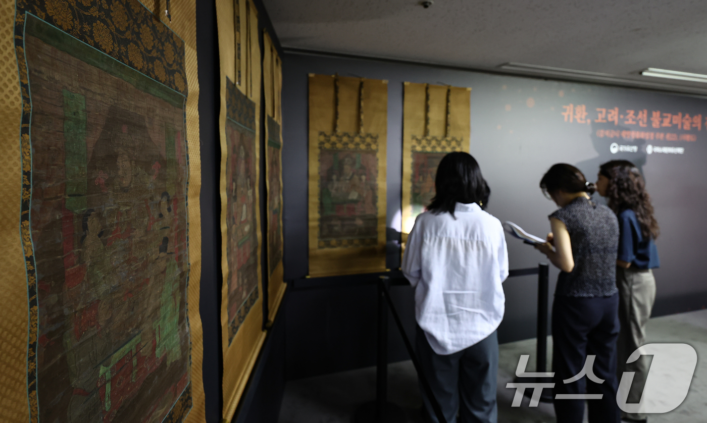 (서울=뉴스1) 김도우 기자 = 8일 서울 종로구 국립고궁박물관에서 열린 '감지금니 대방광불화엄경 주본 권22'와 '시왕도' 언론공개회에서 관계자들이 문화재를 살펴보고 있다.'감지 …