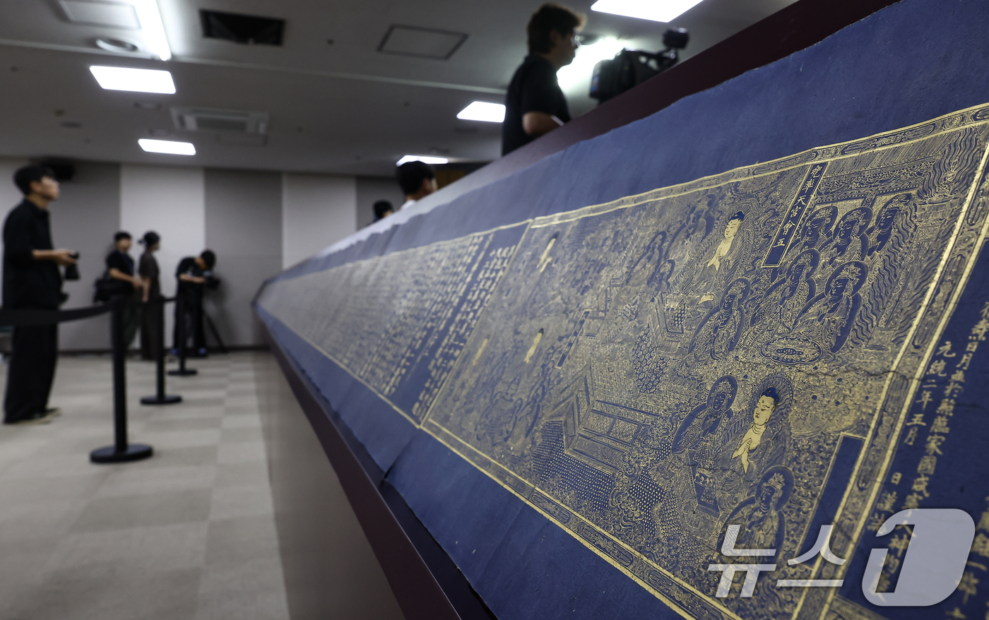 (서울=뉴스1) 김도우 기자 = 8일 서울 종로구 국립고궁박물관에서 열린 '감지금니 대방광불화엄경 주본 권22'와 '시왕도' 언론공개회에서 관계자들이 문화재를 살펴보고 있다.'감지 …