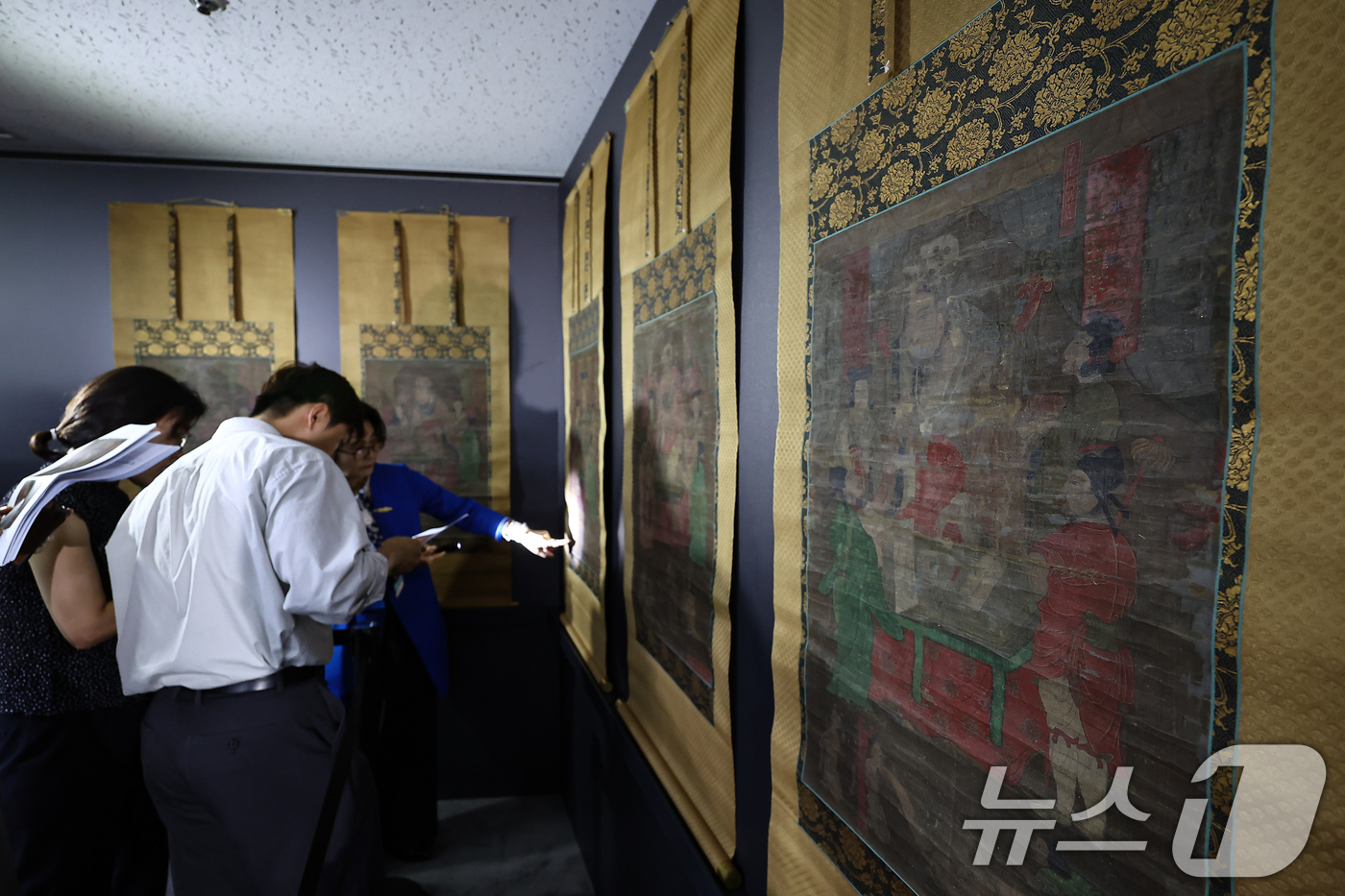 (서울=뉴스1) 김도우 기자 = 8일 서울 종로구 국립고궁박물관에서 열린 '감지금니 대방광불화엄경 주본 권22'와 '시왕도' 언론공개회에서 관계자들이 문화재를 살펴보고 있다.'감지 …