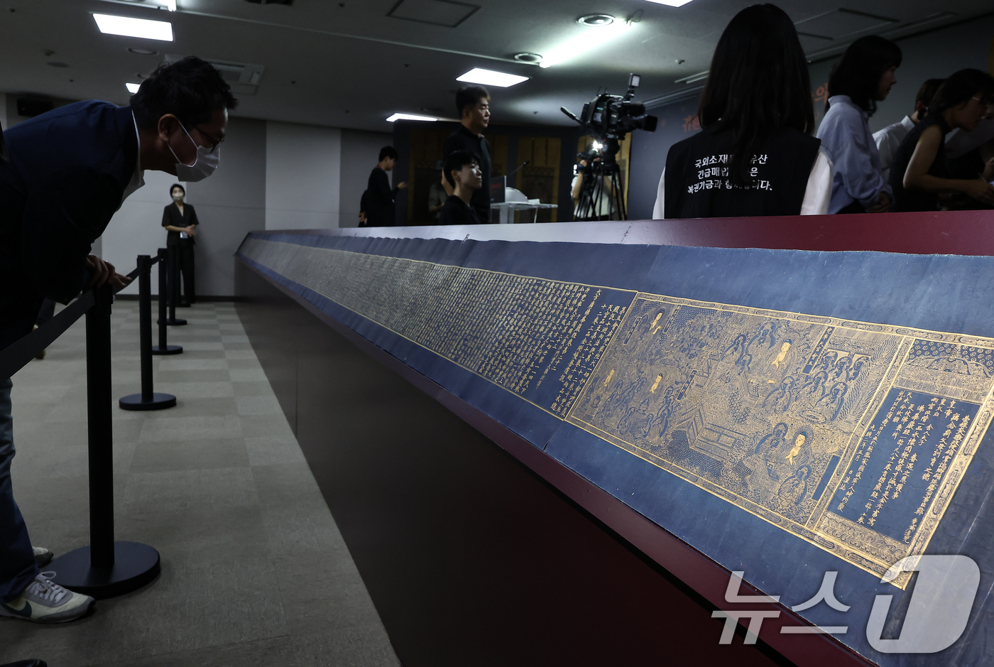 (서울=뉴스1) 김도우 기자 = 8일 서울 종로구 국립고궁박물관에서 열린 '감지금니 대방광불화엄경 주본 권22'와 '시왕도' 언론공개회에서 관계자들이 문화재를 살펴보고 있다.'감지 …