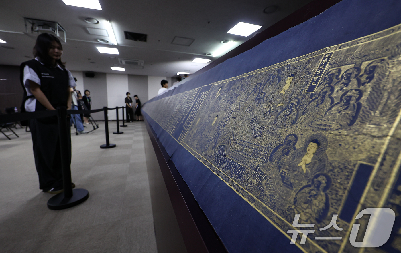 (서울=뉴스1) 김도우 기자 = 8일 서울 종로구 국립고궁박물관에서 열린 '감지금니 대방광불화엄경 주본 권22'와 '시왕도' 언론공개회에서 관계자들이 문화재를 살펴보고 있다.'감지 …