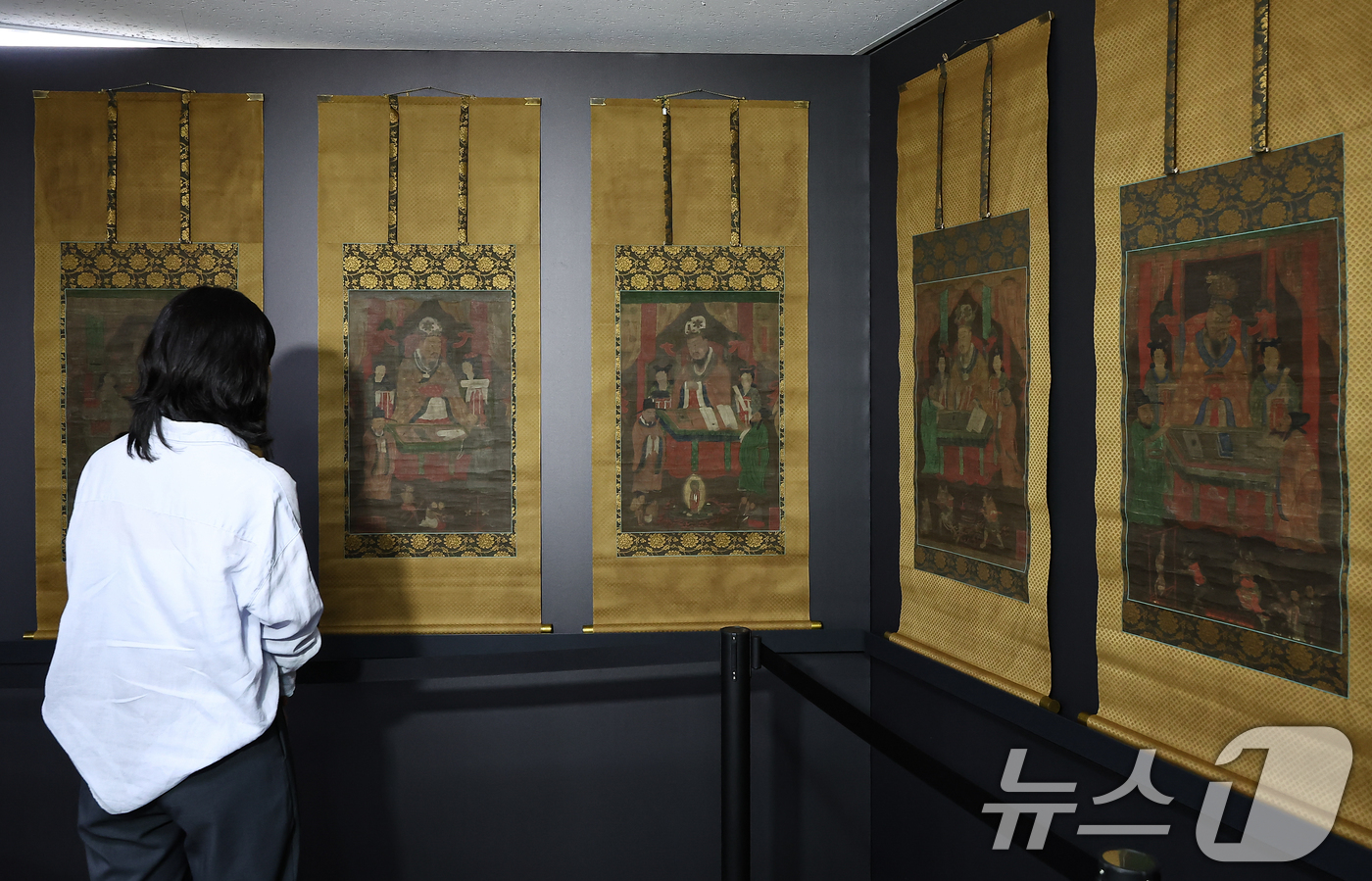 (서울=뉴스1) 김도우 기자 = 8일 서울 종로구 국립고궁박물관에서 열린 '감지금니 대방광불화엄경 주본 권22'와 '시왕도' 언론공개회에서 관계자들이 문화재를 살펴보고 있다.'감지 …