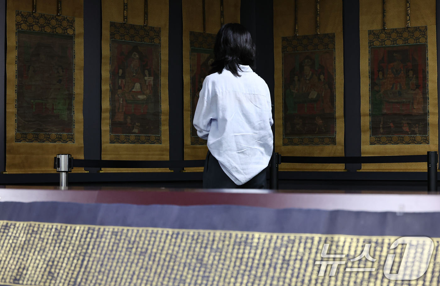 (서울=뉴스1) 김도우 기자 = 8일 서울 종로구 국립고궁박물관에서 열린 '감지금니 대방광불화엄경 주본 권22'와 '시왕도' 언론공개회에서 관계자들이 문화재를 살펴보고 있다.'감지 …