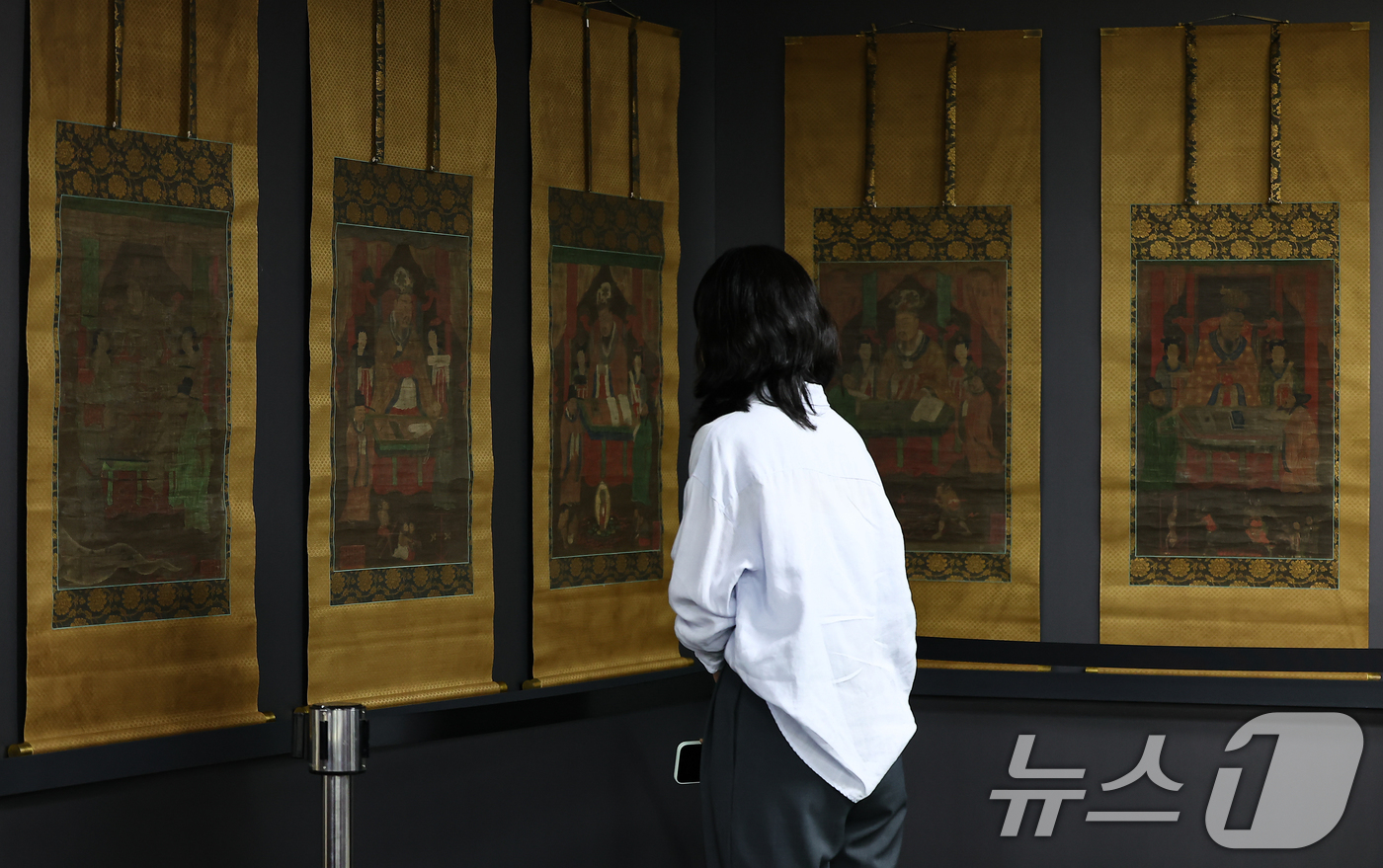 (서울=뉴스1) 김도우 기자 = 8일 서울 종로구 국립고궁박물관에서 열린 '감지금니 대방광불화엄경 주본 권22'와 '시왕도' 언론공개회에서 관계자들이 문화재를 살펴보고 있다.'감지 …