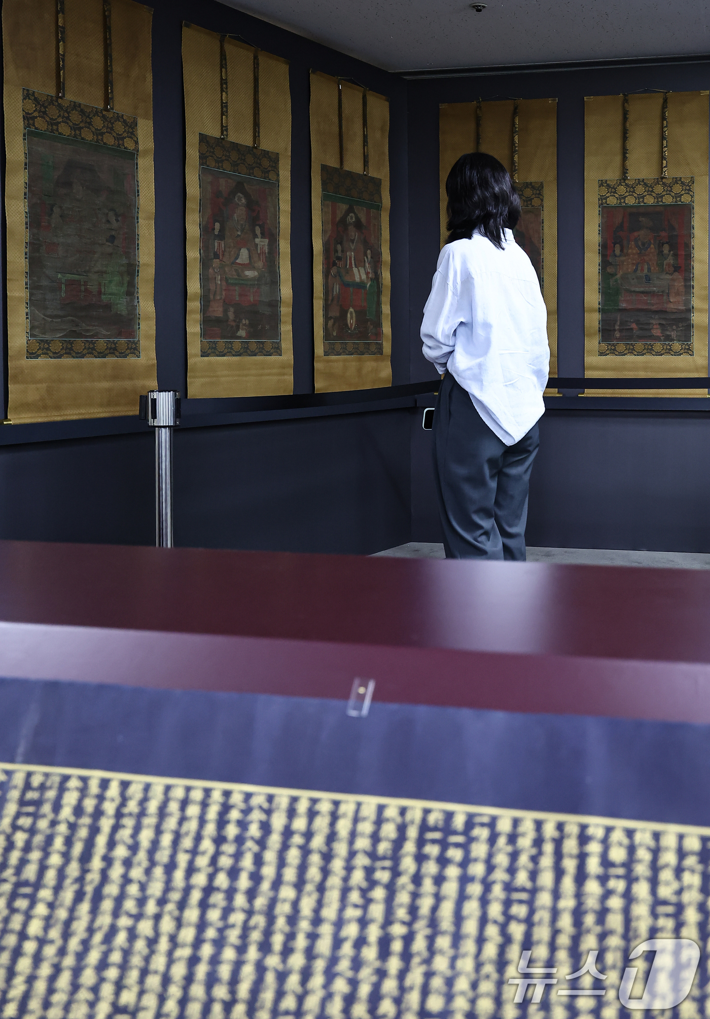 (서울=뉴스1) 김도우 기자 = 8일 서울 종로구 국립고궁박물관에서 열린 '감지금니 대방광불화엄경 주본 권22'와 '시왕도' 언론공개회에서 관계자들이 문화재를 살펴보고 있다.'감지 …