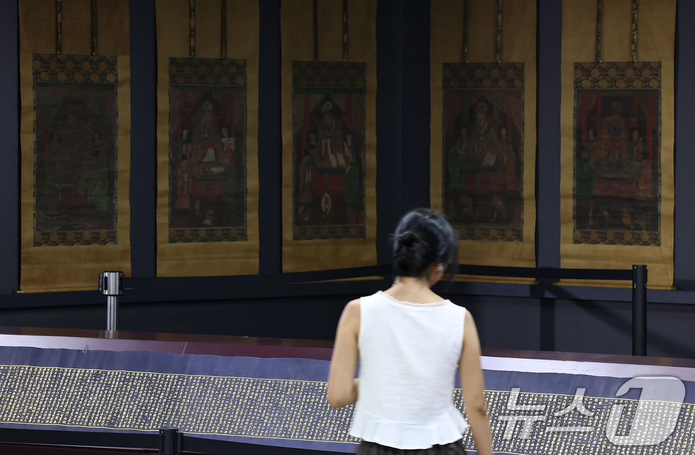 (서울=뉴스1) 김도우 기자 = 8일 서울 종로구 국립고궁박물관에서 열린 '감지금니 대방광불화엄경 주본 권22'와 '시왕도' 언론공개회에서 관계자들이 문화재를 살펴보고 있다.'감지 …