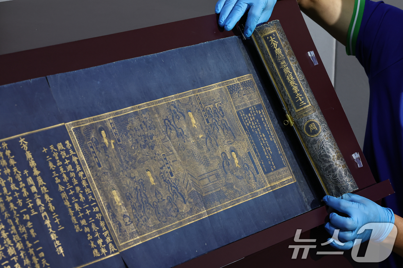 (서울=뉴스1) 김도우 기자 = 8일 서울 종로구 국립고궁박물관에서 열린 '감지금니 대방광불화엄경 주본 권22'와 '시왕도' 언론공개회에서 관계자들이 문화재를 살펴보고 있다.'감지 …