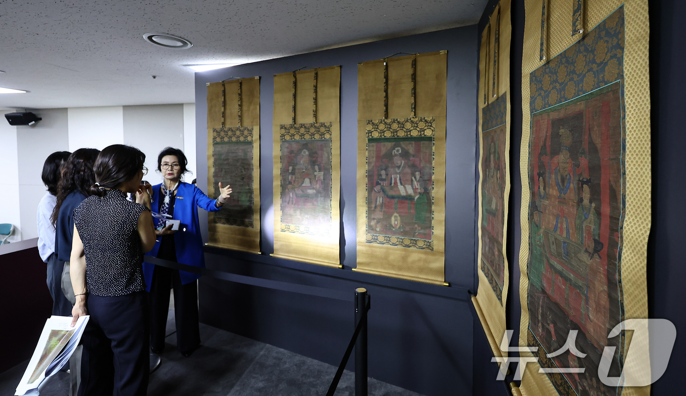 (서울=뉴스1) 김도우 기자 = 8일 서울 종로구 국립고궁박물관에서 열린 '감지금니 대방광불화엄경 주본 권22'와 '시왕도' 언론공개회에서 관계자들이 문화재를 살펴보고 있다.'감지 …