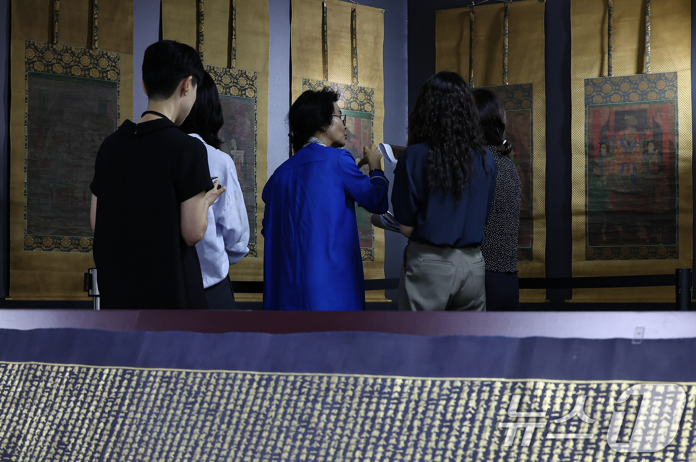 (서울=뉴스1) 김도우 기자 = 8일 서울 종로구 국립고궁박물관에서 열린 '감지금니 대방광불화엄경 주본 권22'와 '시왕도' 언론공개회에서 관계자들이 문화재를 살펴보고 있다.'감지 …