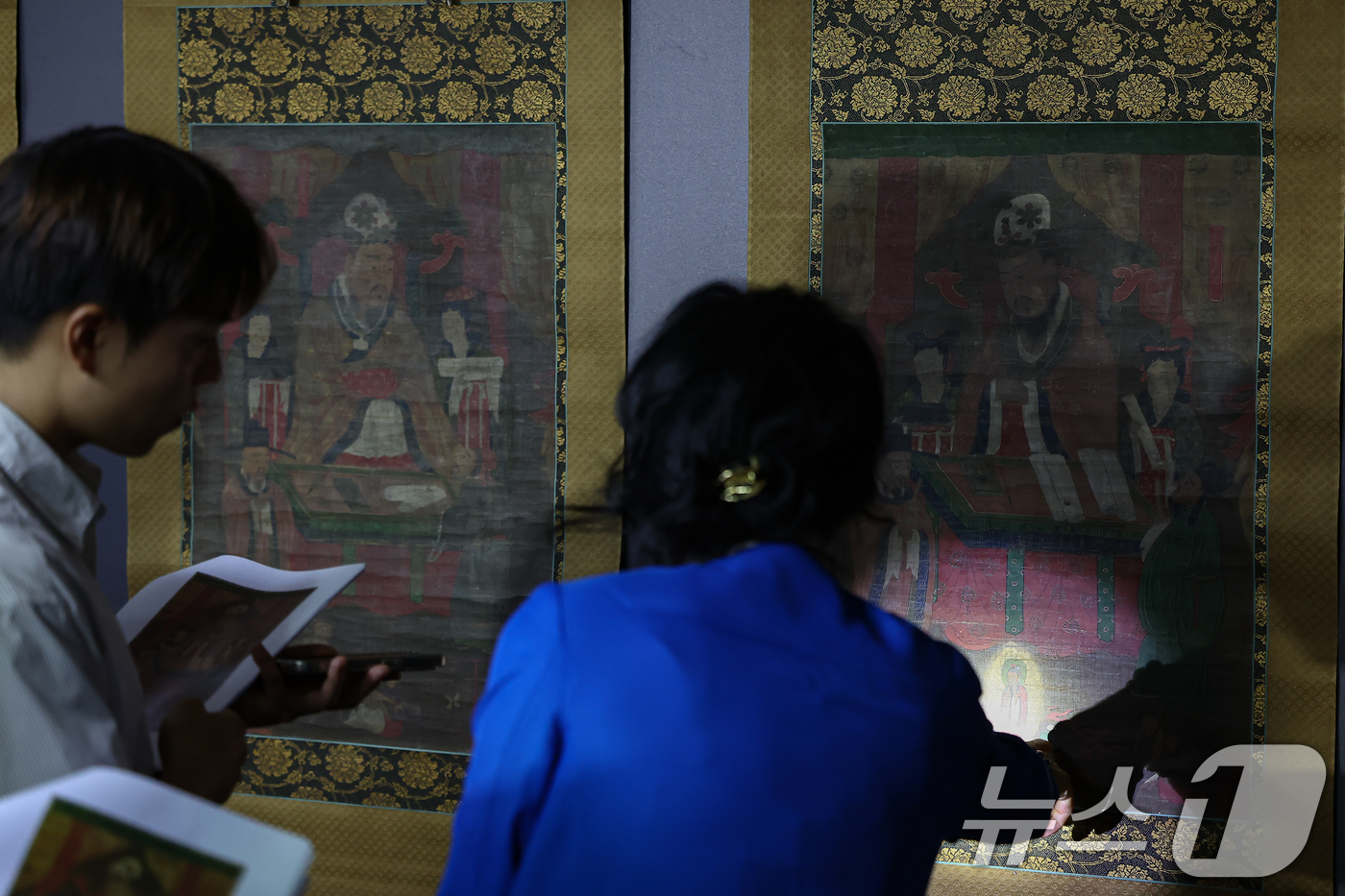 (서울=뉴스1) 김도우 기자 = 8일 서울 종로구 국립고궁박물관에서 열린 '감지금니 대방광불화엄경 주본 권22'와 '시왕도' 언론공개회에서 관계자들이 문화재를 살펴보고 있다.'감지 …