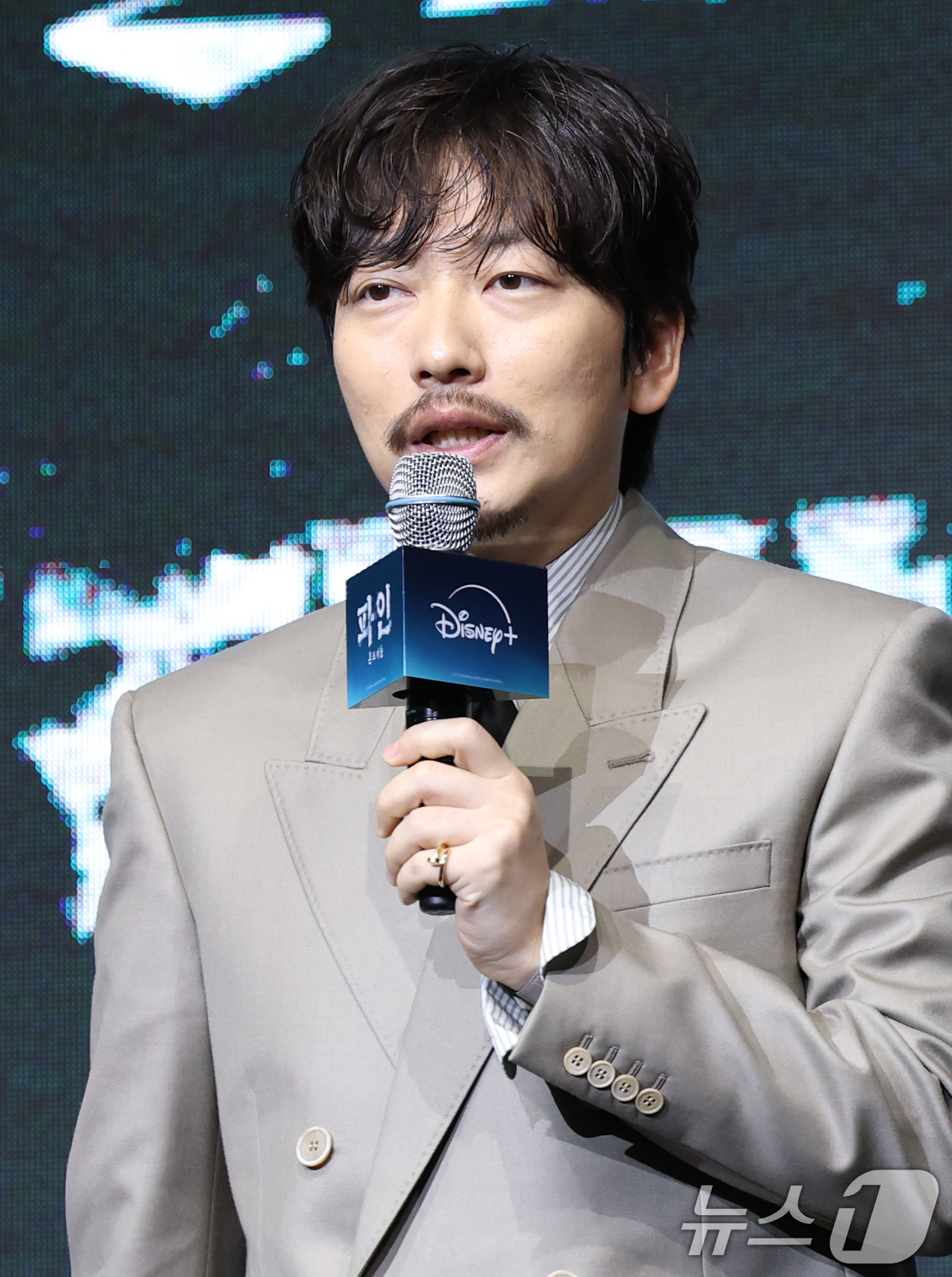 (서울=뉴스1) 권현진 기자 = 배우 이동휘가 8일 서울 영등포구 콘래드호텔에서 열린 디즈니+ 오리지널 시리즈 '파인: 촌뜨기들' 제작발표회에 참석해 인사말을 하고 있다.'파인: …